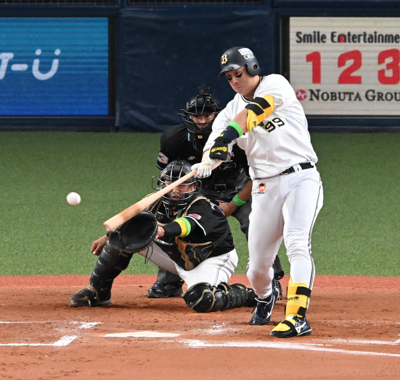 オリックス対ロッテ　6回裏オリックス無死一塁、杉本は中適時二塁打を放つ（撮影・前岡正明）