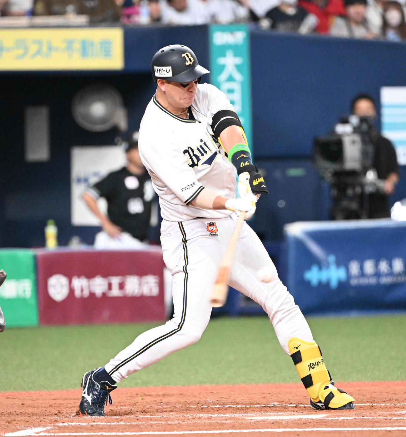 オリックス対ロッテ　6回裏オリックス無死一塁、右中間を破る同点適時二塁打を放つ杉本（撮影・和賀正仁）