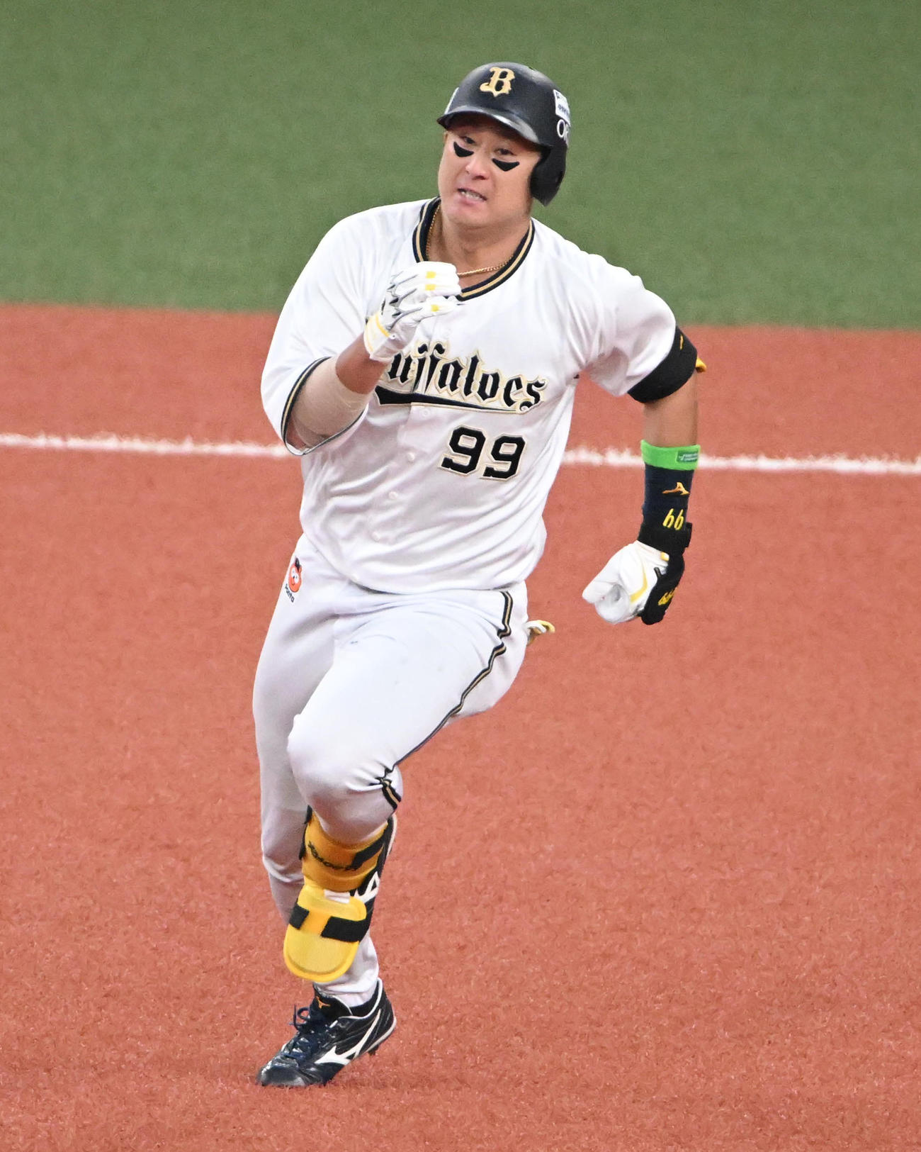 オリックス対ロッテ　6回裏オリックス無死一塁、杉本は右中間へ適時打を放ち二塁へ駆け出す（撮影・石井愛子）