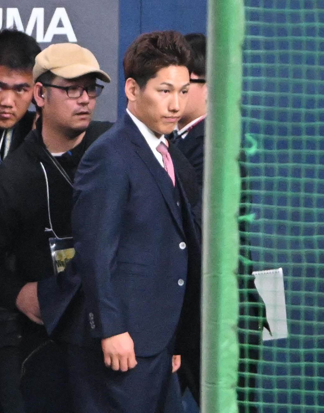 京セラドーム大阪を訪れた吉田正尚（中央）（撮影・石井愛子）