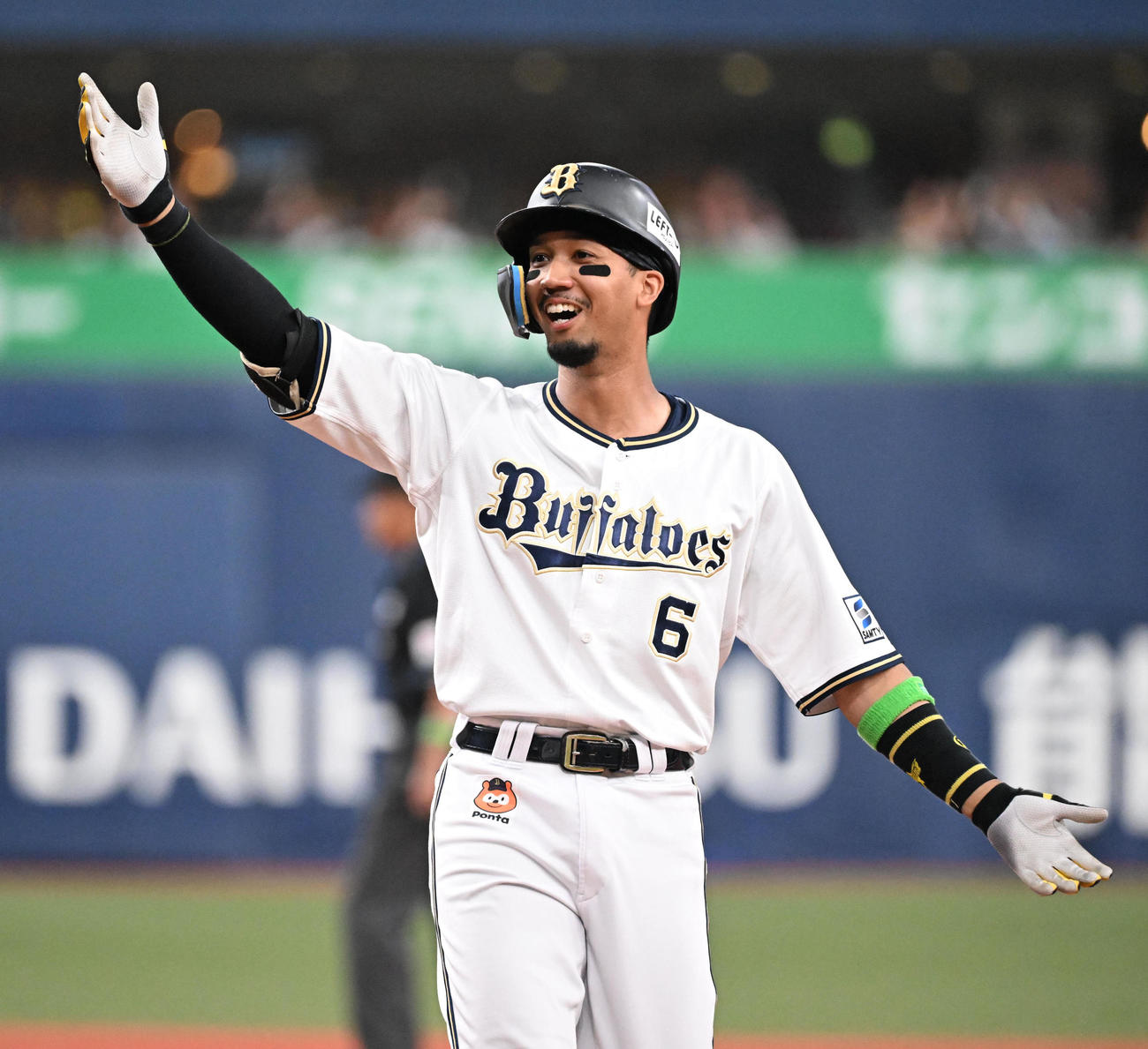 オリックス対ロッテ　4回裏オリックス2死二塁、三塁線に適時打を放った宗はポーズ（撮影・和賀正仁）