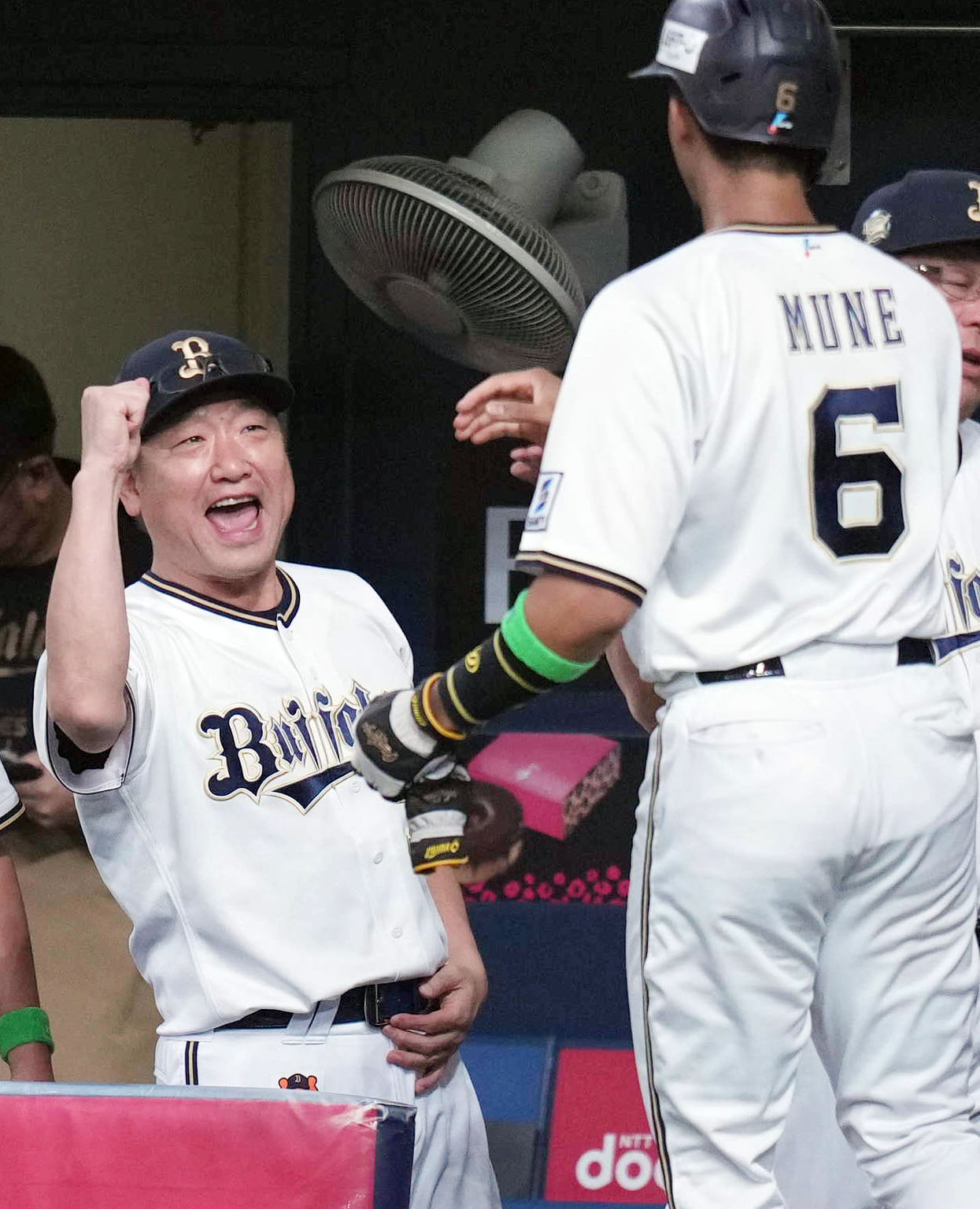 オリックス対ロッテ　8回裏オリックス2死二塁、若月の適時二塁打で生還した宗（手前）をガッツポーズで迎える中嶋監督（撮影・狩俣裕三）
