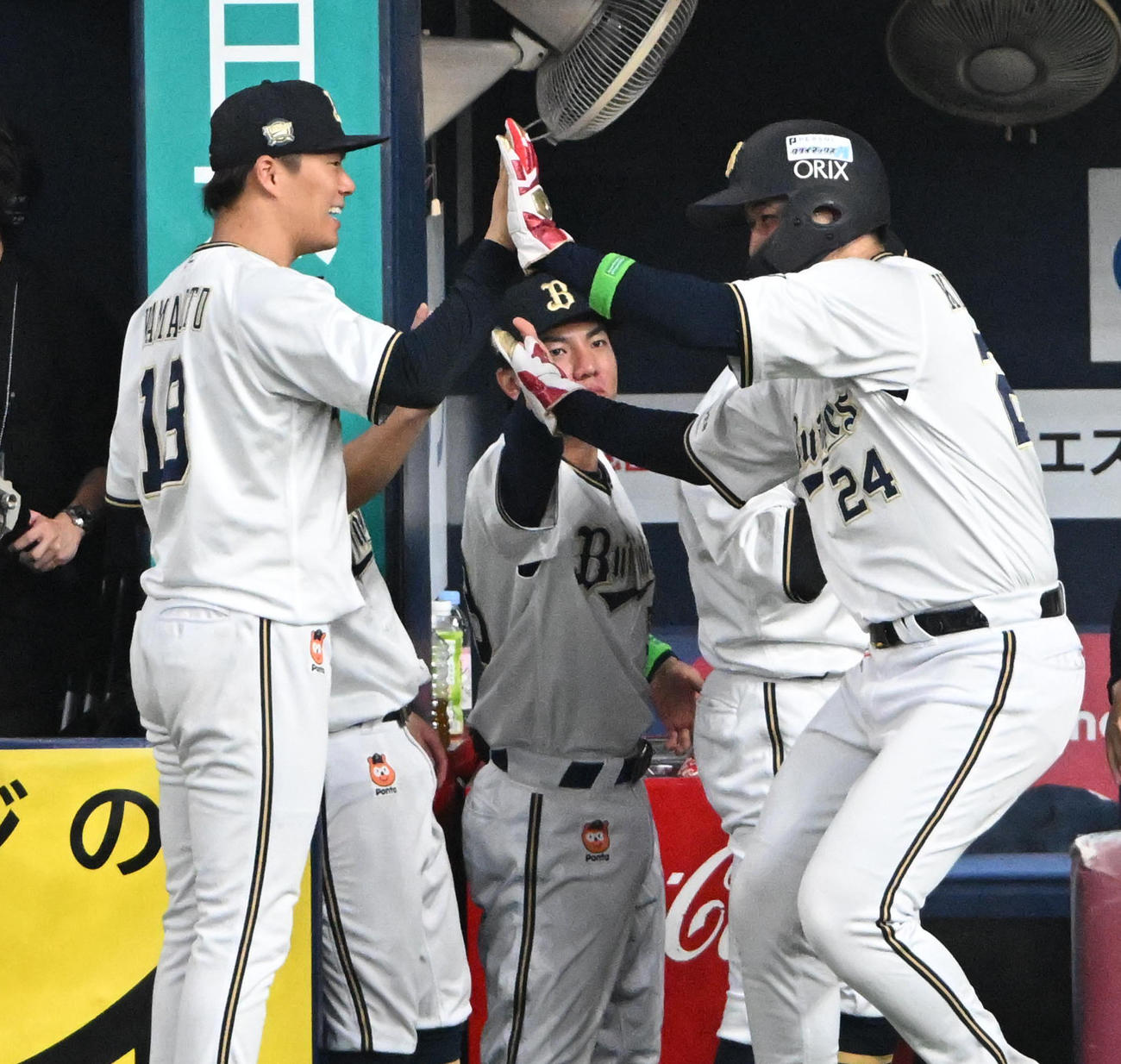 オリックス対ロッテ　4回裏オリックス2死二塁、宗の適時打で生還する紅林（右）を迎える山本（左）（撮影・石井愛子）