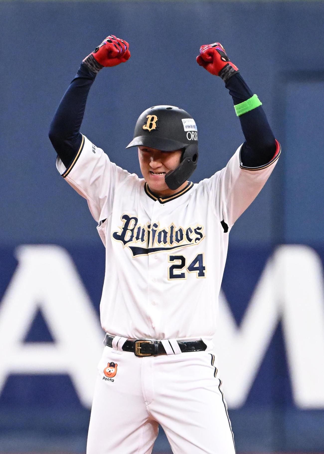 オリックス対ロッテ　4回裏オリックス2死一、二塁、右中間を破る適時二塁打を放った紅林はガッツポーズ（撮影・和賀正仁）