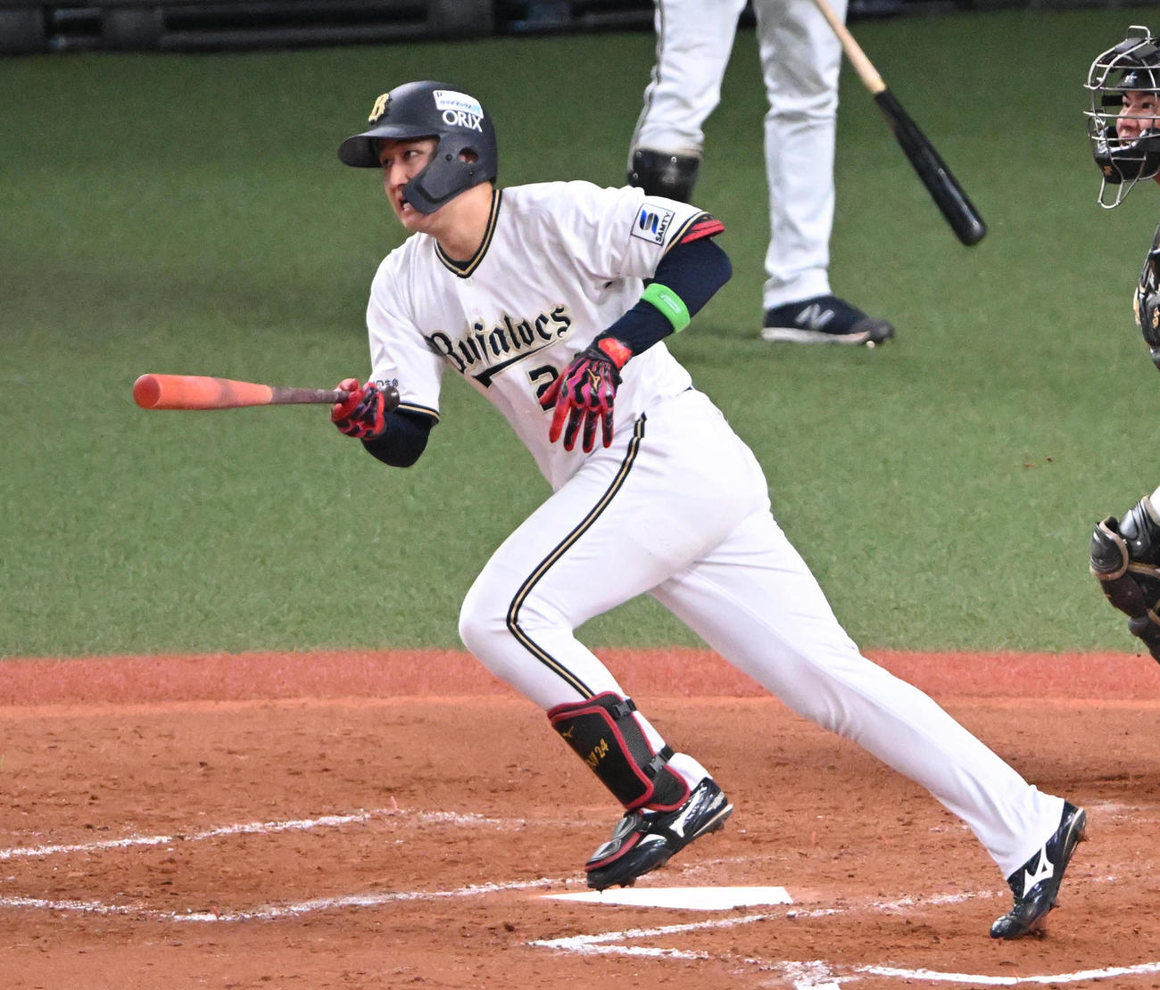 オリックス対ロッテ　4回裏オリックス2死一、二塁、紅林は右中間へ適時打を放つ（撮影・石井愛子）