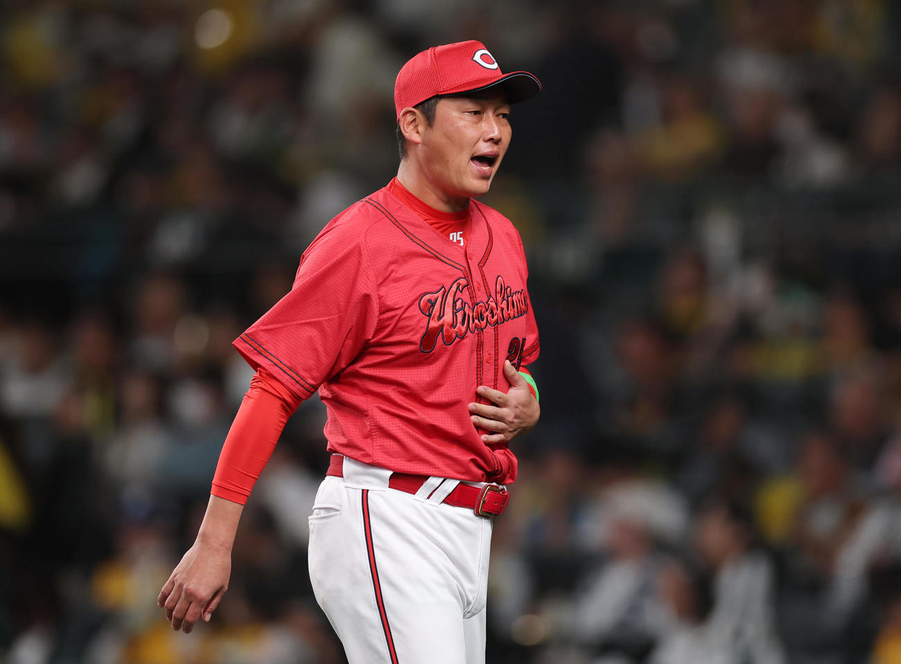 阪神対広島　8回、選手交代を告げ、ベンチへ戻る広島新井監督（撮影・前田充）