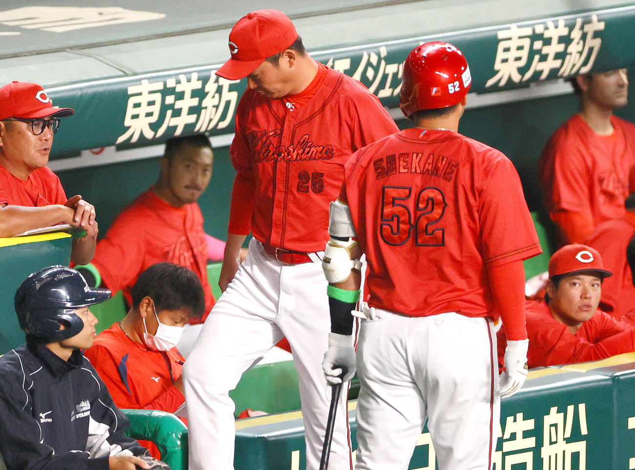 阪神対広島　9回表、広島新井監督（中央）は渋い表情でベンチへ戻る（撮影・上山淳一）