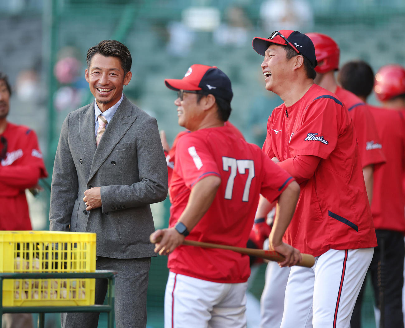 阪神対広島　試合前練習で広島新井監督（右）と談笑する日刊スポーツ評論家の鳥谷氏。中央は藤井ヘッドコーチ（撮影・前田充）