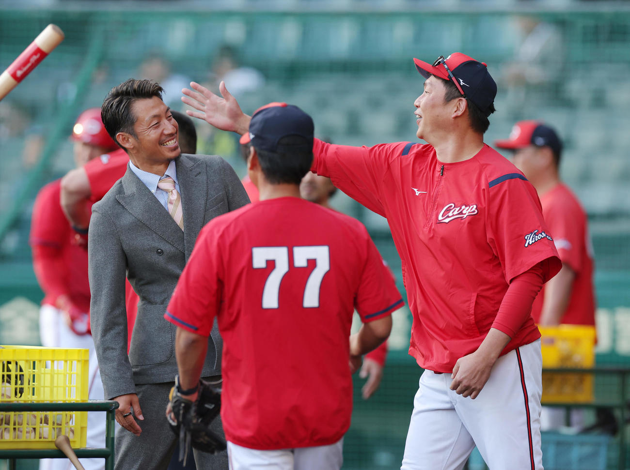 阪神対広島　試合前練習で広島新井監督（右）と談笑する日刊スポーツ評論家の鳥谷氏。中央は藤井ヘッドコーチ（撮影・前田充）