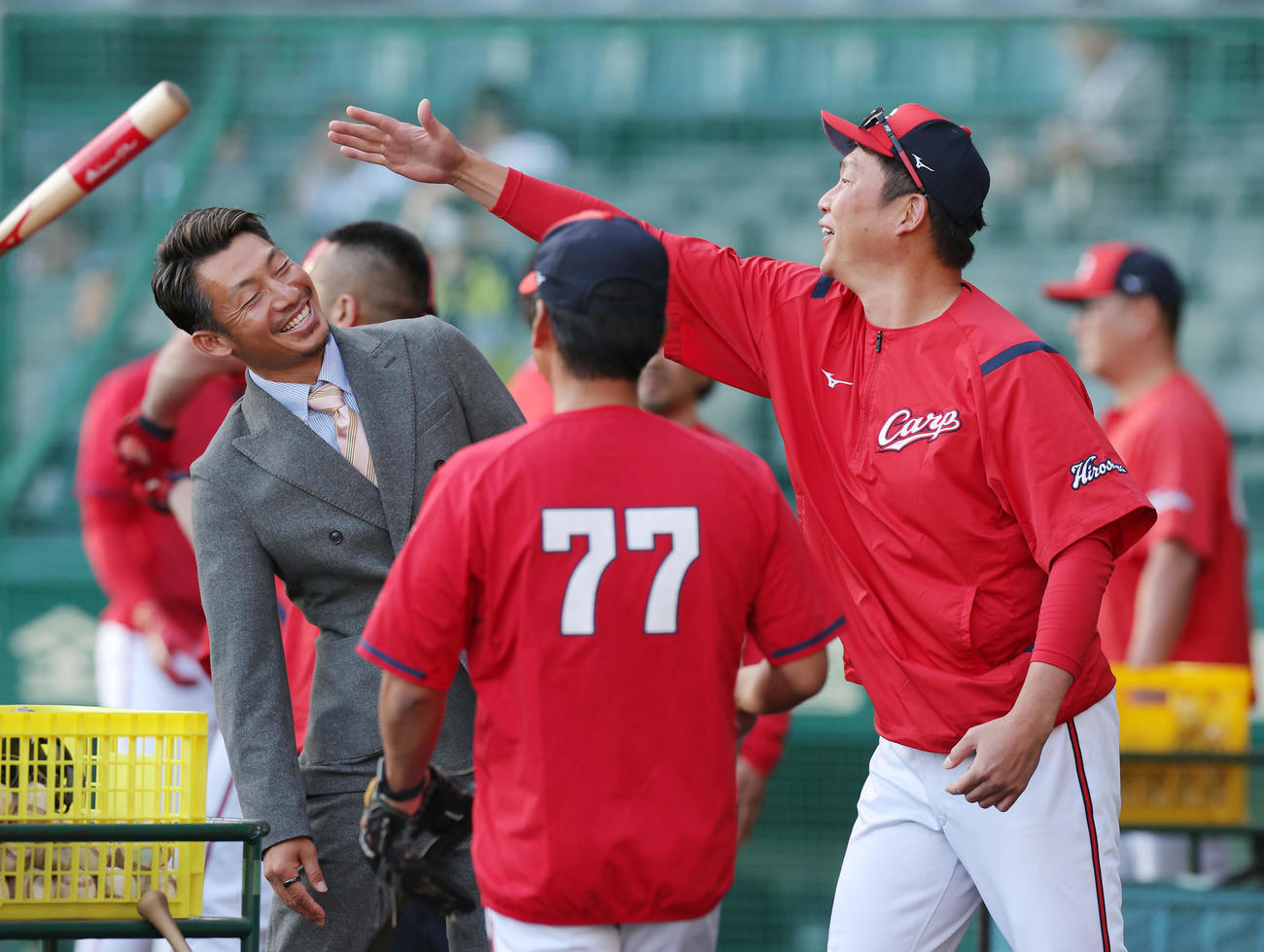 阪神対広島　試合前練習で広島新井監督（右）と談笑する日刊スポーツ評論家の鳥谷氏。中央は藤井ヘッドコーチ（撮影・前田充）