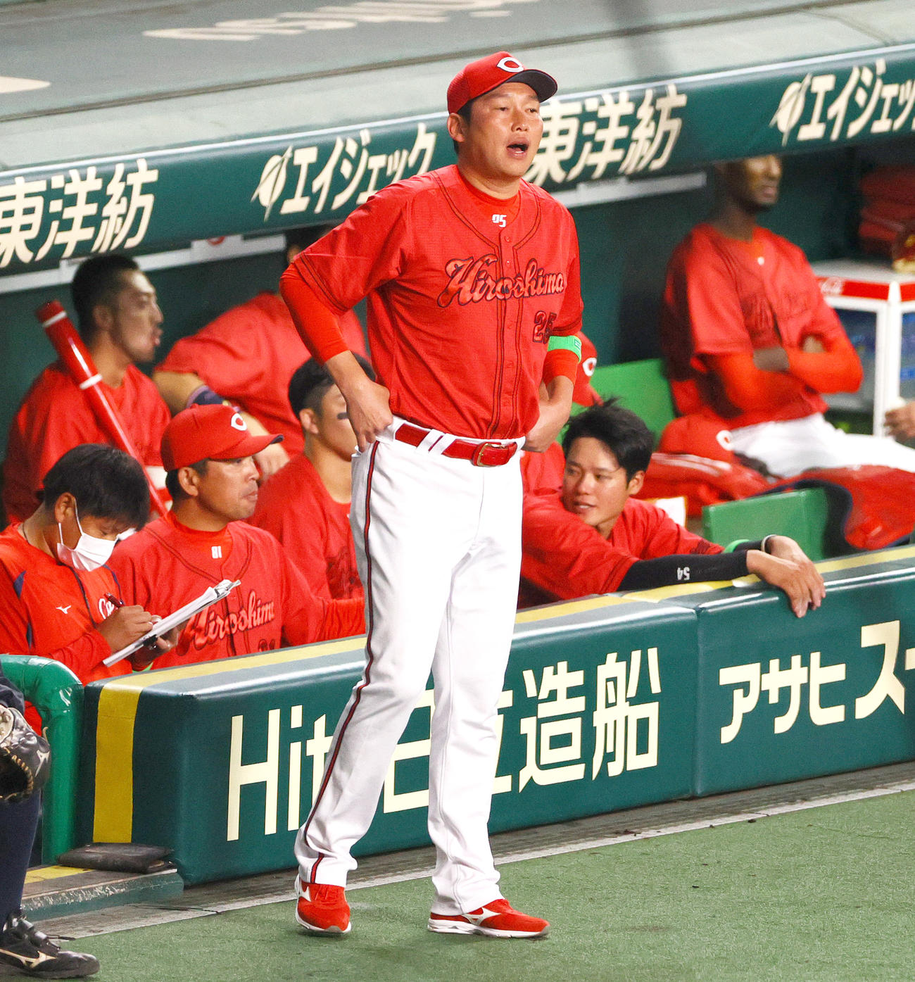 CSファイナル　阪神対広島　7回表広島2死、新井監督は代打堂林を球審に告げる（撮影・上山淳一）