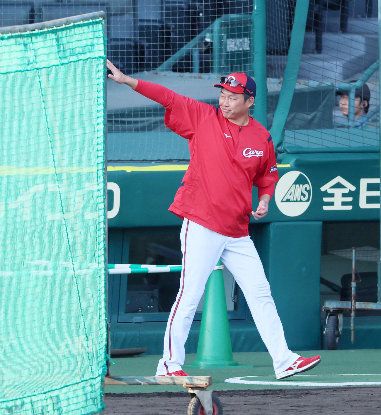 阪神対広島　ファンに手を振る新井監督（撮影・加藤哉）