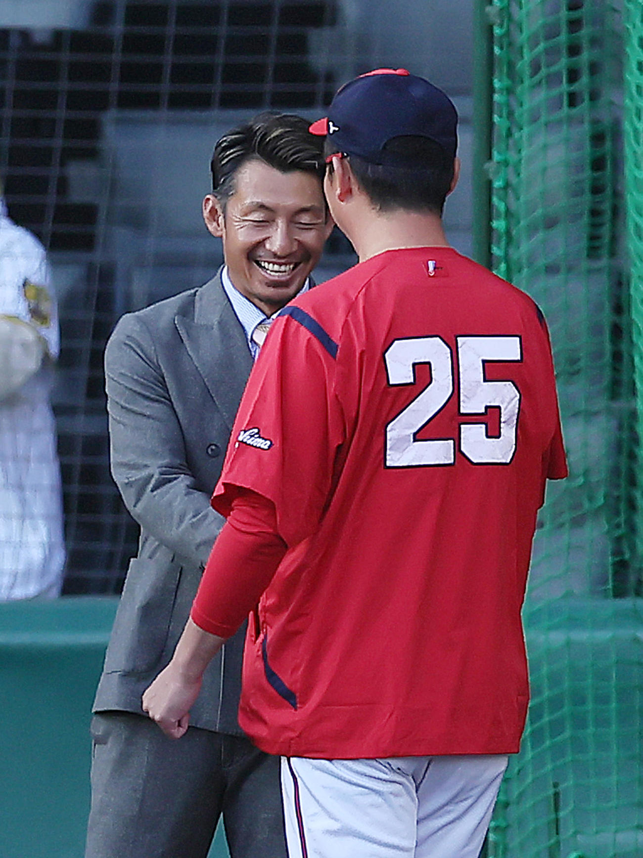 試合前、広島新井監督（右）と談笑する鳥谷氏（撮影・足立雅史）