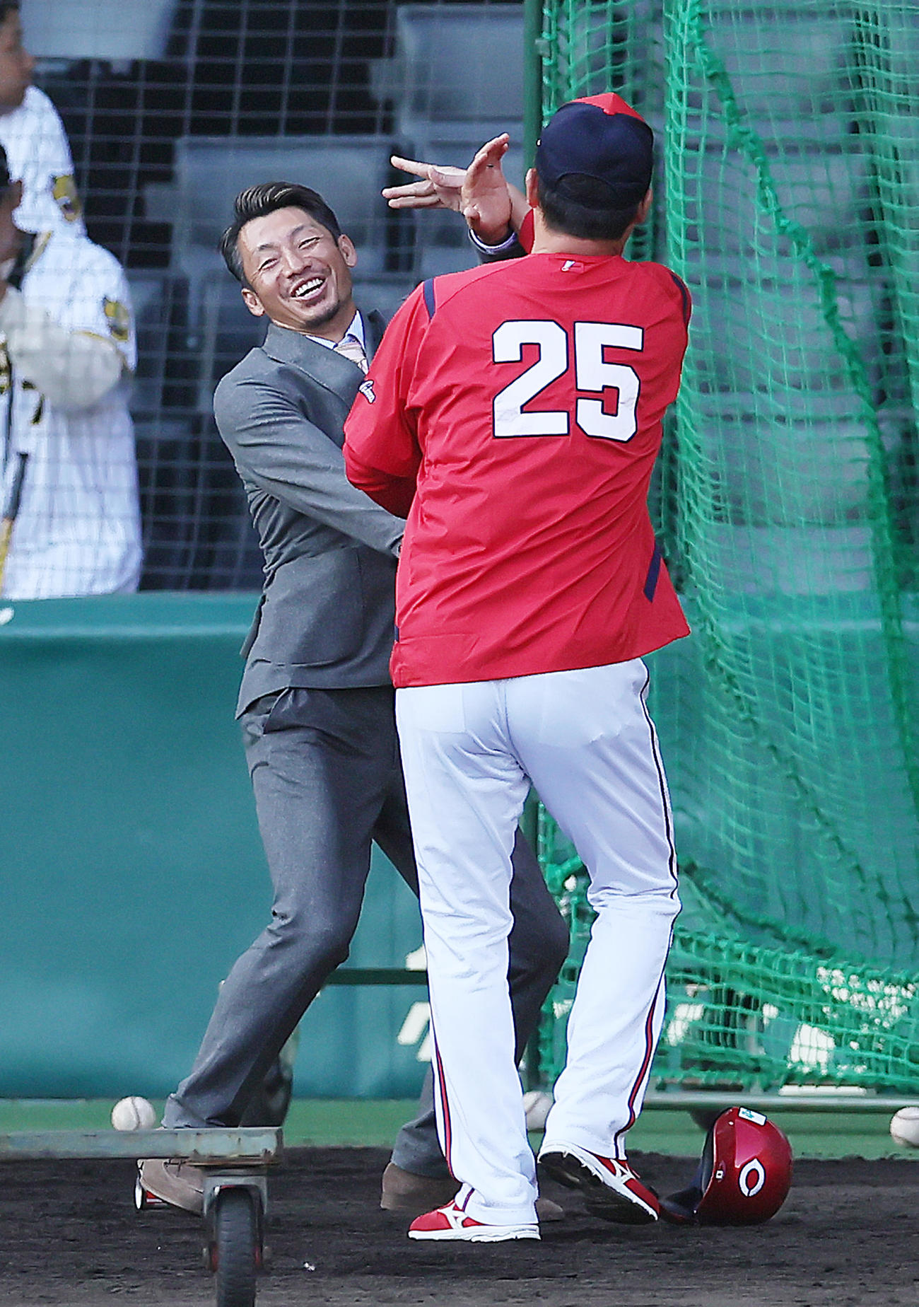 試合前、広島新井監督（右）にツッコミを入れられる鳥谷氏（撮影・足立雅史）