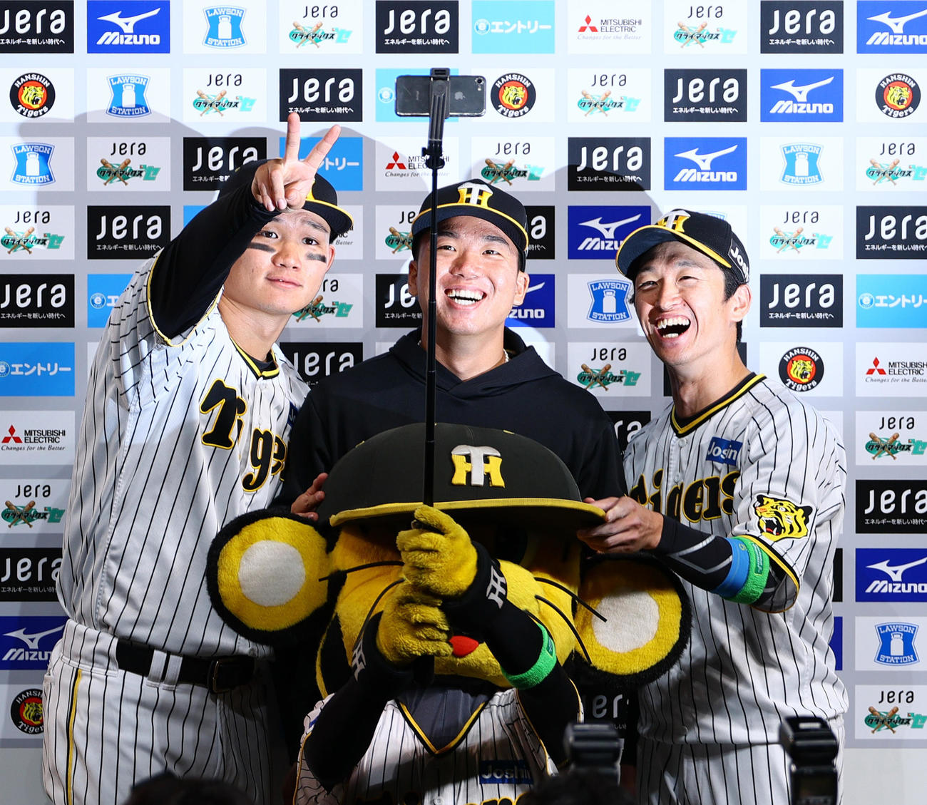 CSファイナル　阪神対広島　ヒーローインタビュー後、笑顔で記念撮影する、左から森下、村上、近本（撮影・上山淳一）