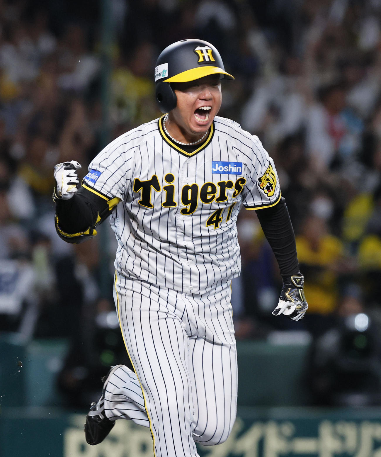 阪神対広島　5回裏阪神1死一、三塁、右越えに勝ち越しの適時二塁打を放ちガッツポーズをする村上（撮影・藤尾明華）