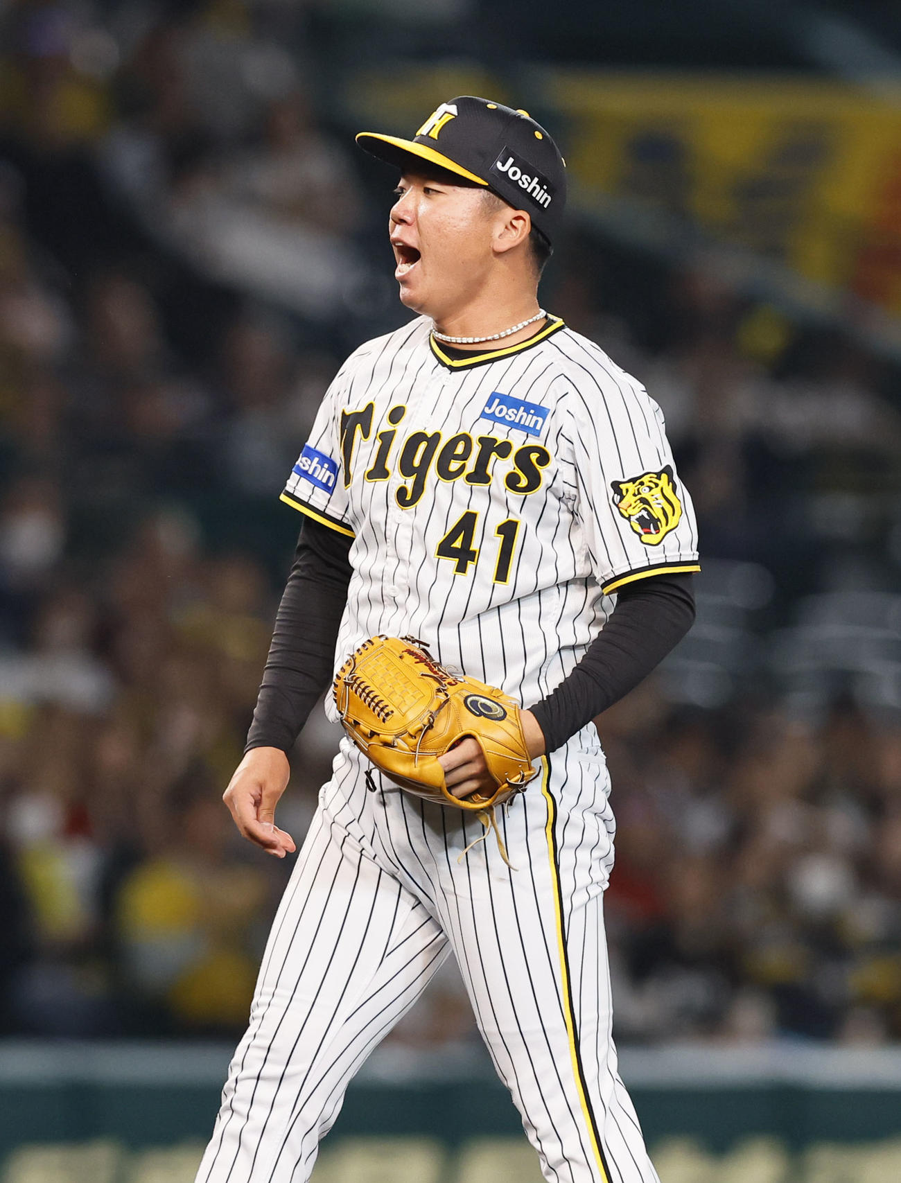阪神対広島　1回表広島無死、菊池を二飛に打ち取り声を上げる阪神村上（撮影・藤尾明華）