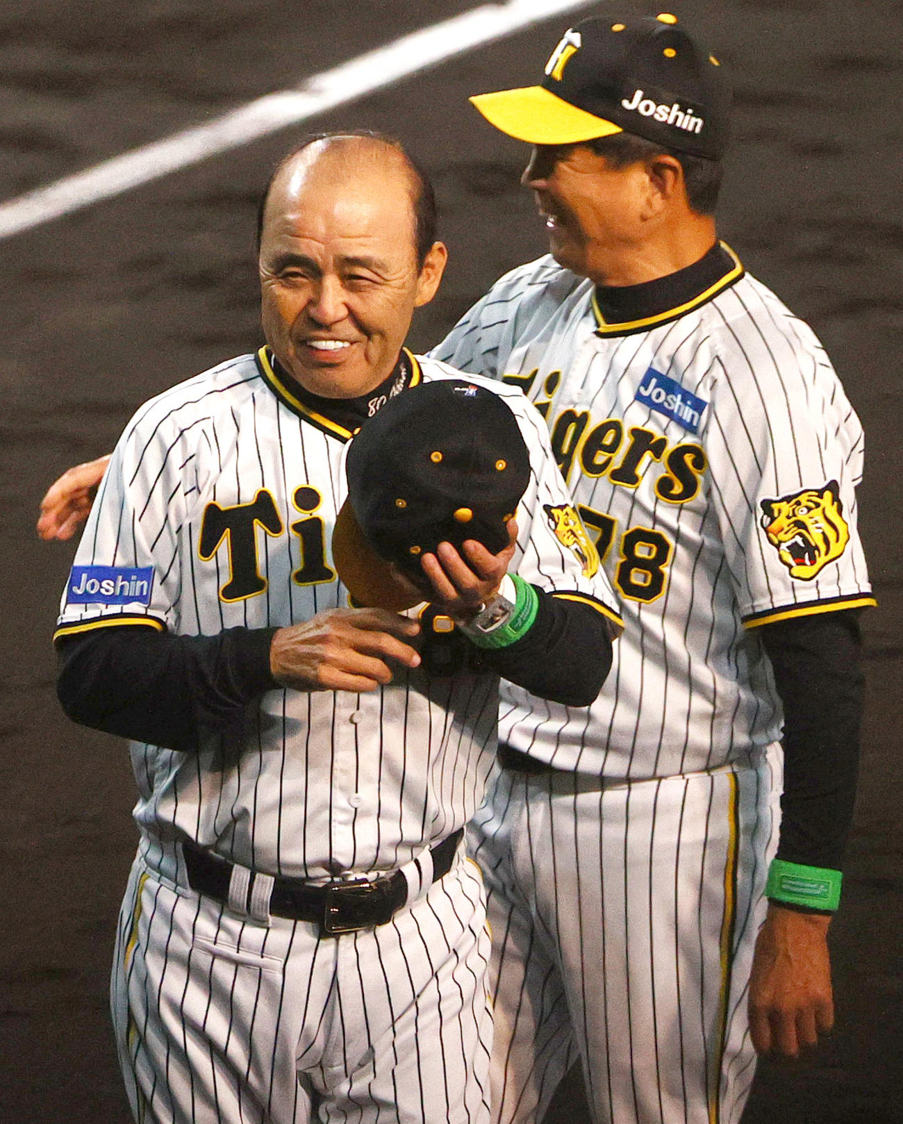 阪神対広島　CSファイナル初戦を勝利し、笑顔を見せる阪神岡田監督（左）と平田ヘッドコーチ（撮影・上山淳一）