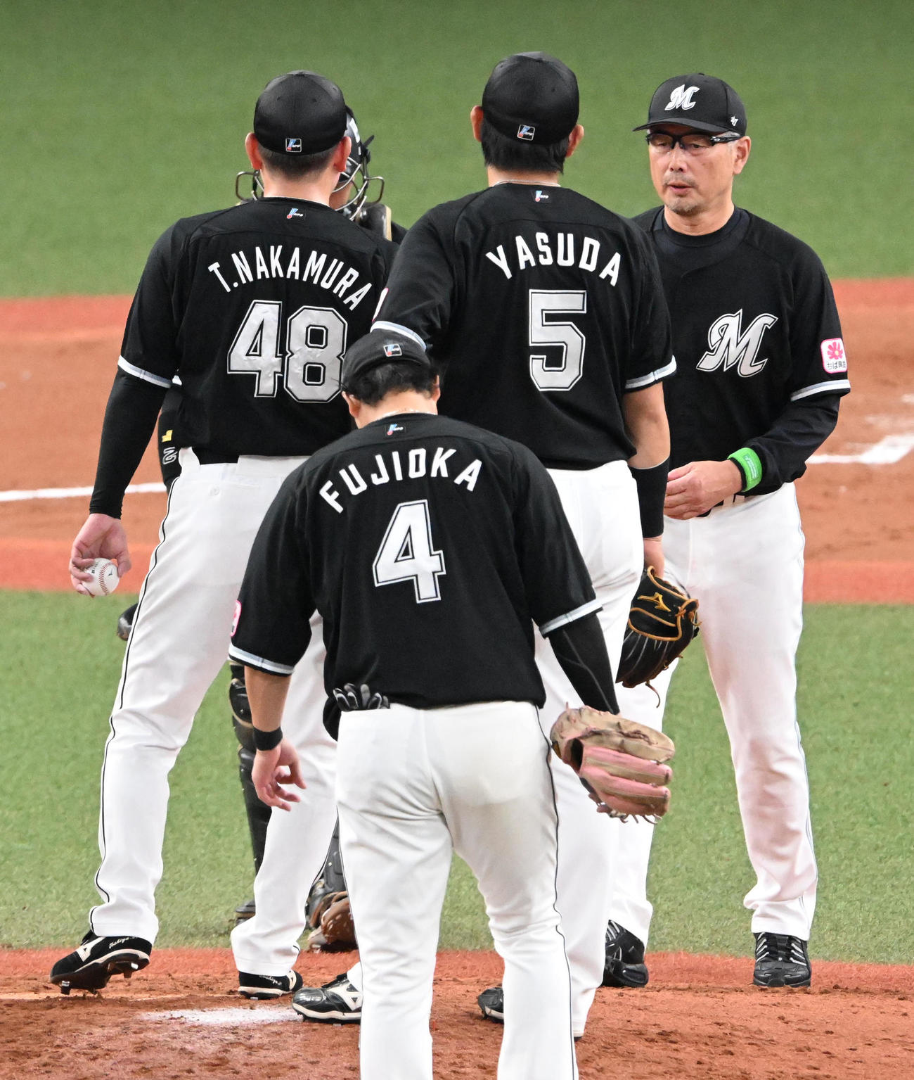 オリックス対ロッテ　6回裏オリックス無死二塁、中村稔（左）の交代を告げマウンドに向かった吉井監督（撮影・前岡正明）