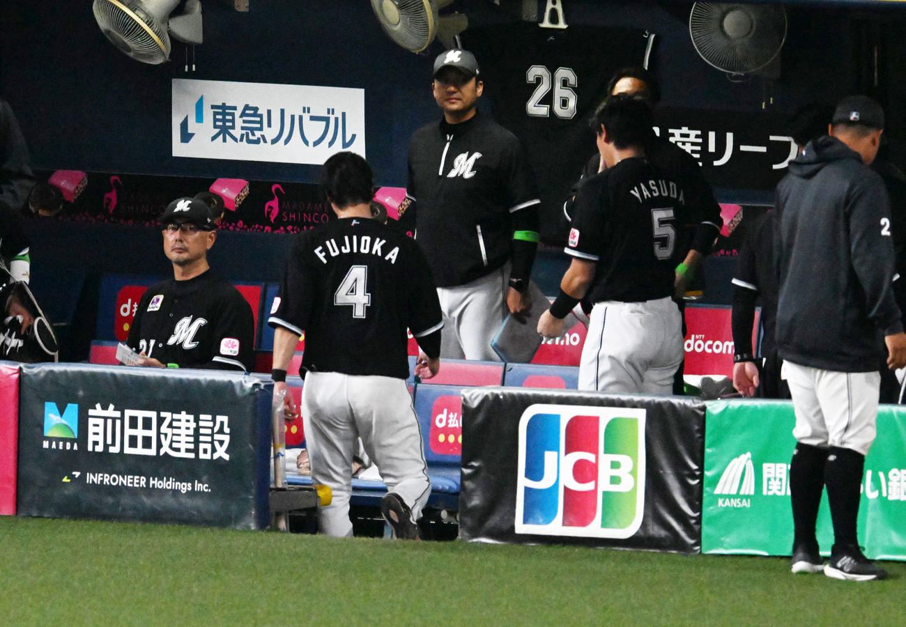 オリックス対ロッテ　オリックスに逆転負け、ベンチでがっくりする吉井監督（左）らロッテナイン（撮影・前岡正明）