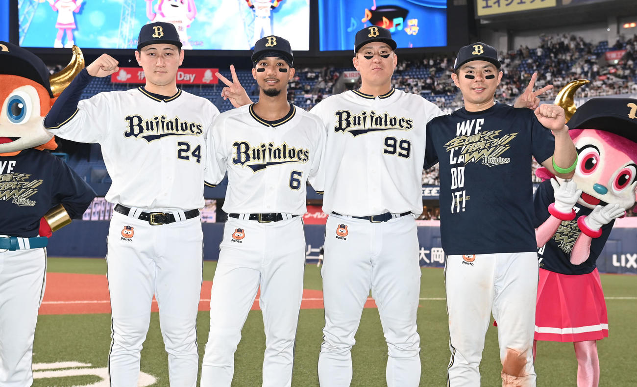 オリックス対ロッテ　好機に適時打を放った左から紅林、宗、杉本、若月はカメラに向かいポーズ（撮影・和賀正仁）