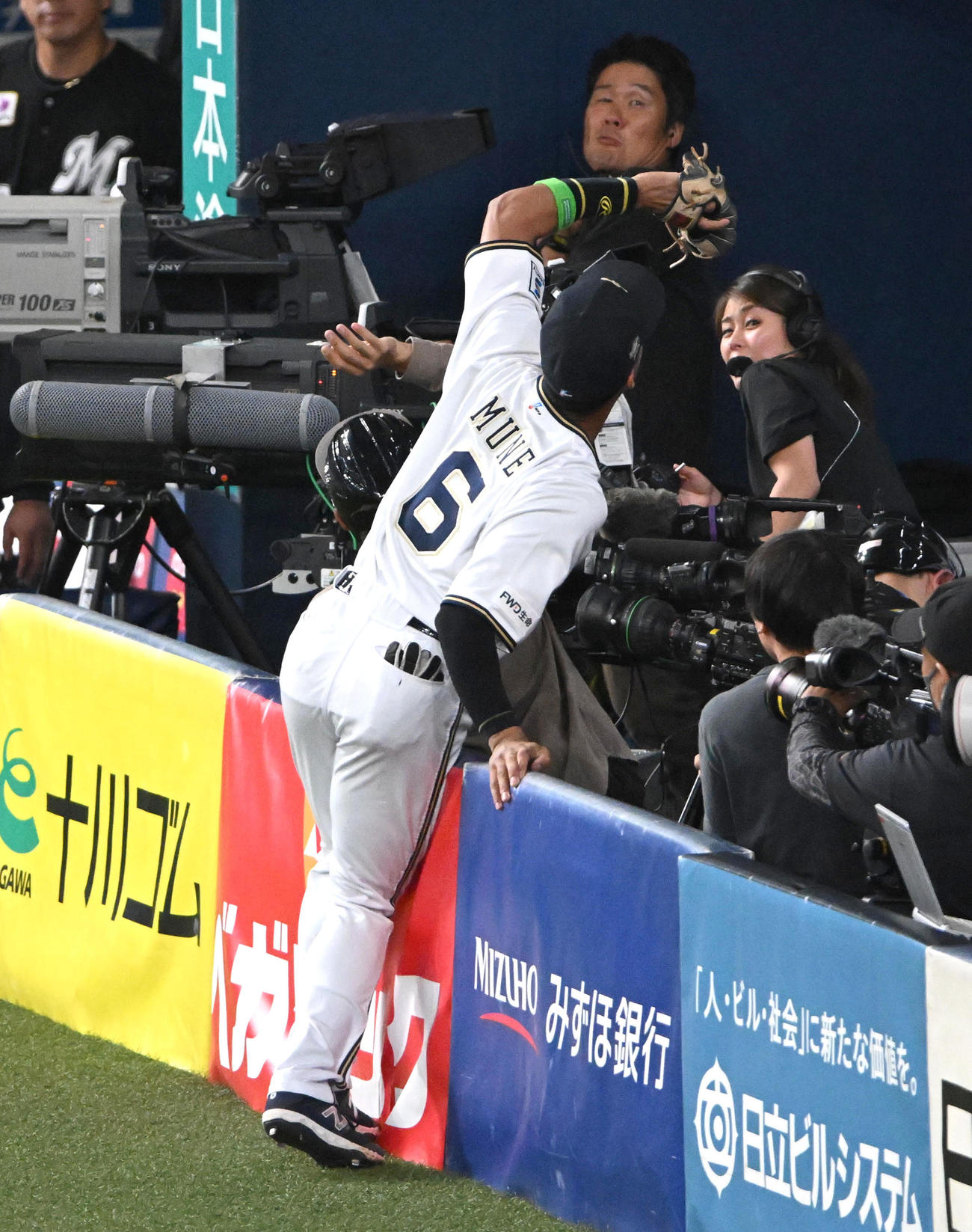 オリックス対ロッテ　2回表ロッテ無死、山口航輝の打球を好捕する宗（撮影・石井愛子）