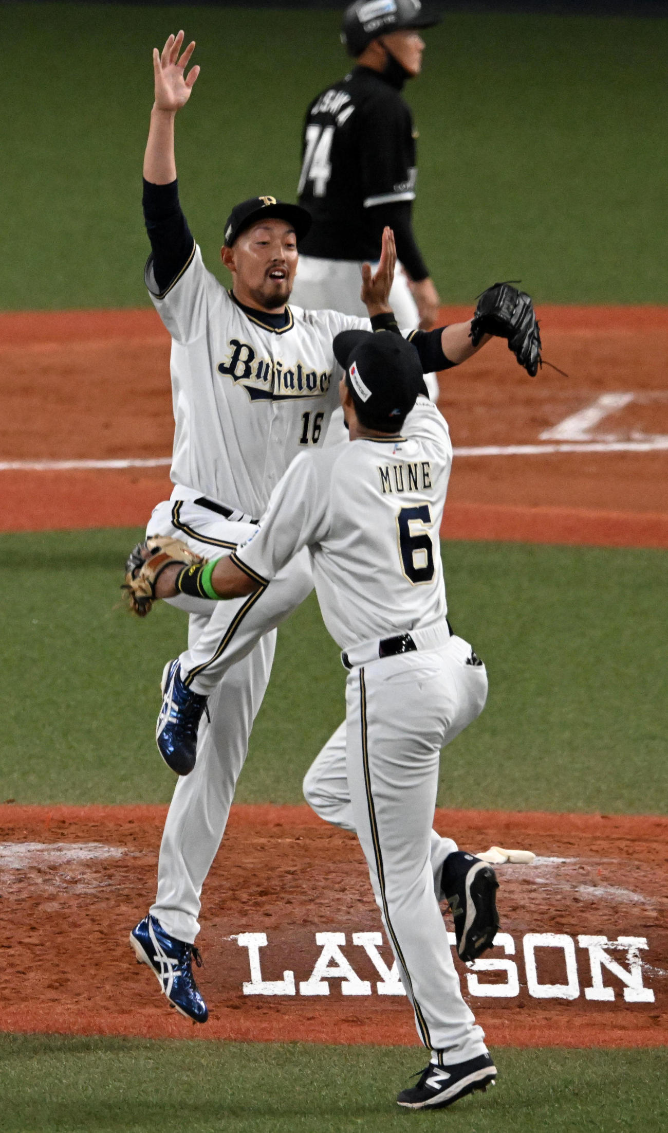 オリックス対ロッテ　ロッテに逆転勝ち、喜ぶ平野佳（左）と宗（撮影・前岡正明）
