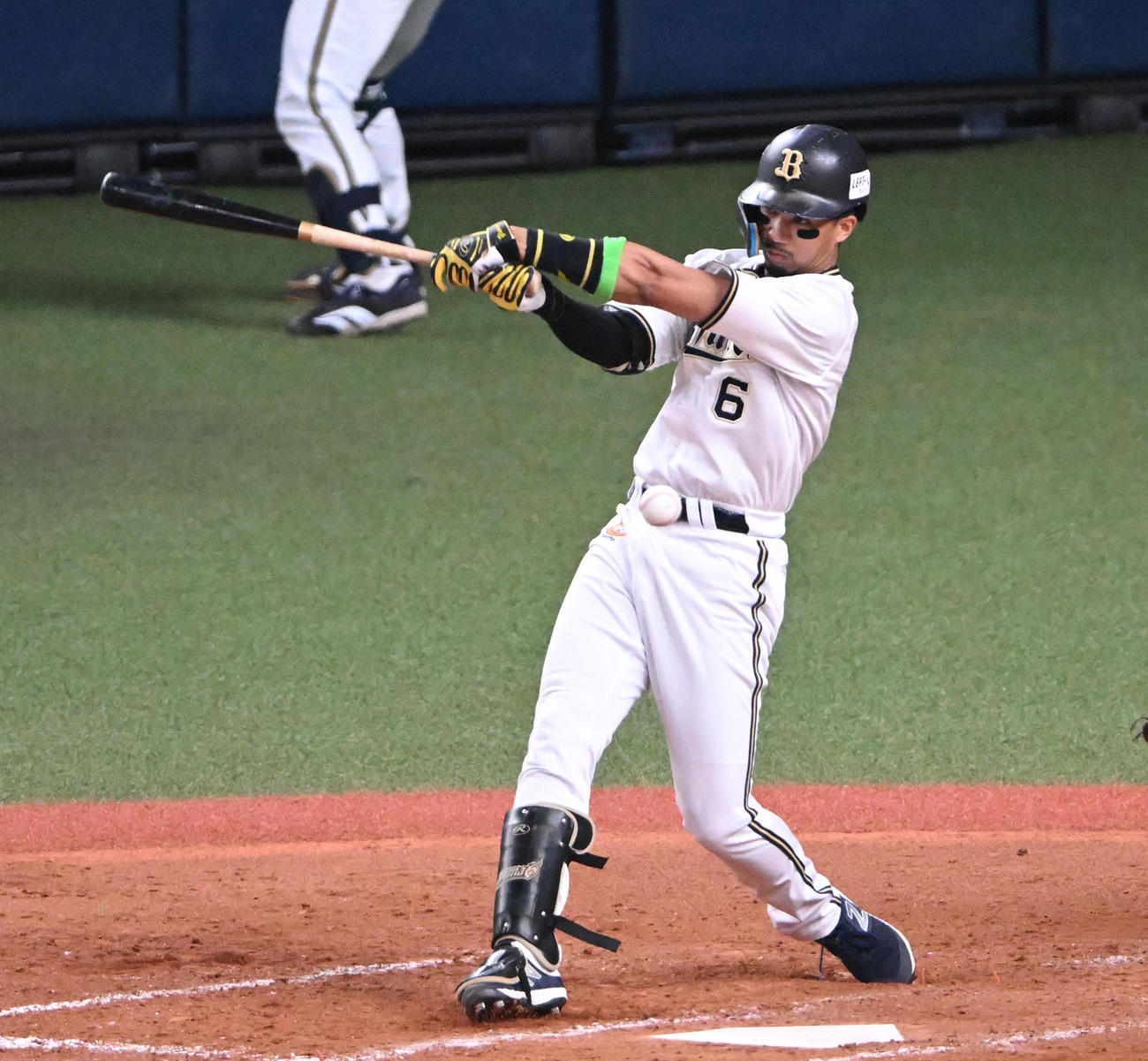 オリックス対ロッテ　4回裏オリックス2死二塁、宗は左線へ適時打を放つ（撮影・石井愛子）
