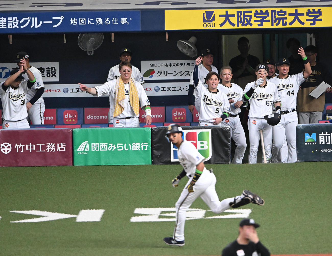オリックス対ロッテ　4回裏オリックス2死二塁、宗（手前）の適時打に喜ぶオリックスナイン（撮影・石井愛子）