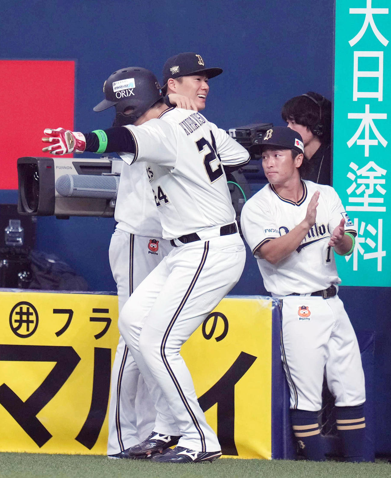 オリックス対ロッテ　4回裏オリックス2死二塁、宗佑磨の適時打で生還した紅林（中央）と喜び合う山本（撮影・狩俣裕三）