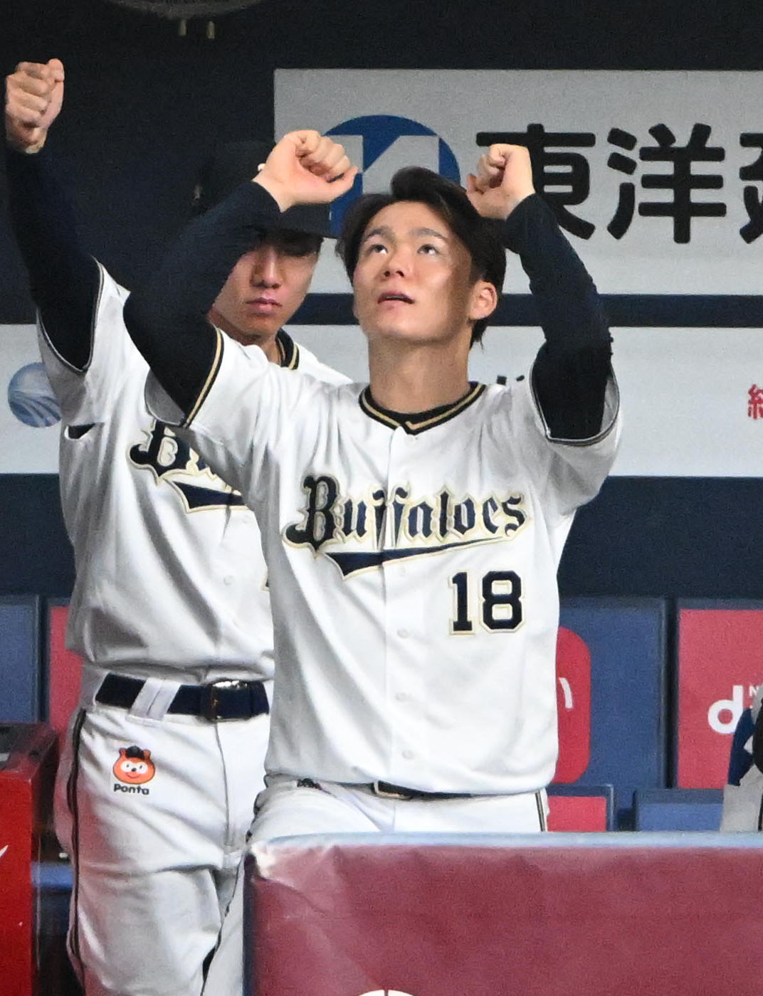 オリックス対ロッテ　6回裏オリックス無死一、三塁、紅林の適時打に喜ぶ山本（撮影・石井愛子）