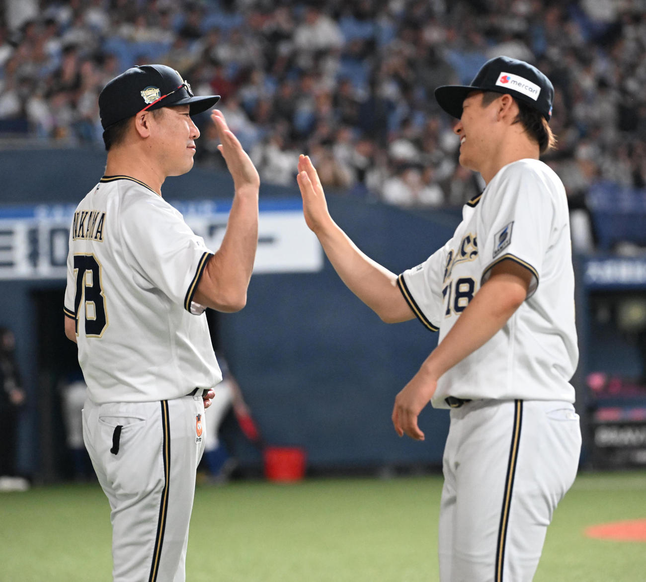 オリックス対ロッテ　ロッテとの初戦を勝利しタッチを交わすオリックス中嶋監督（左）と山本（撮影・和賀正仁）