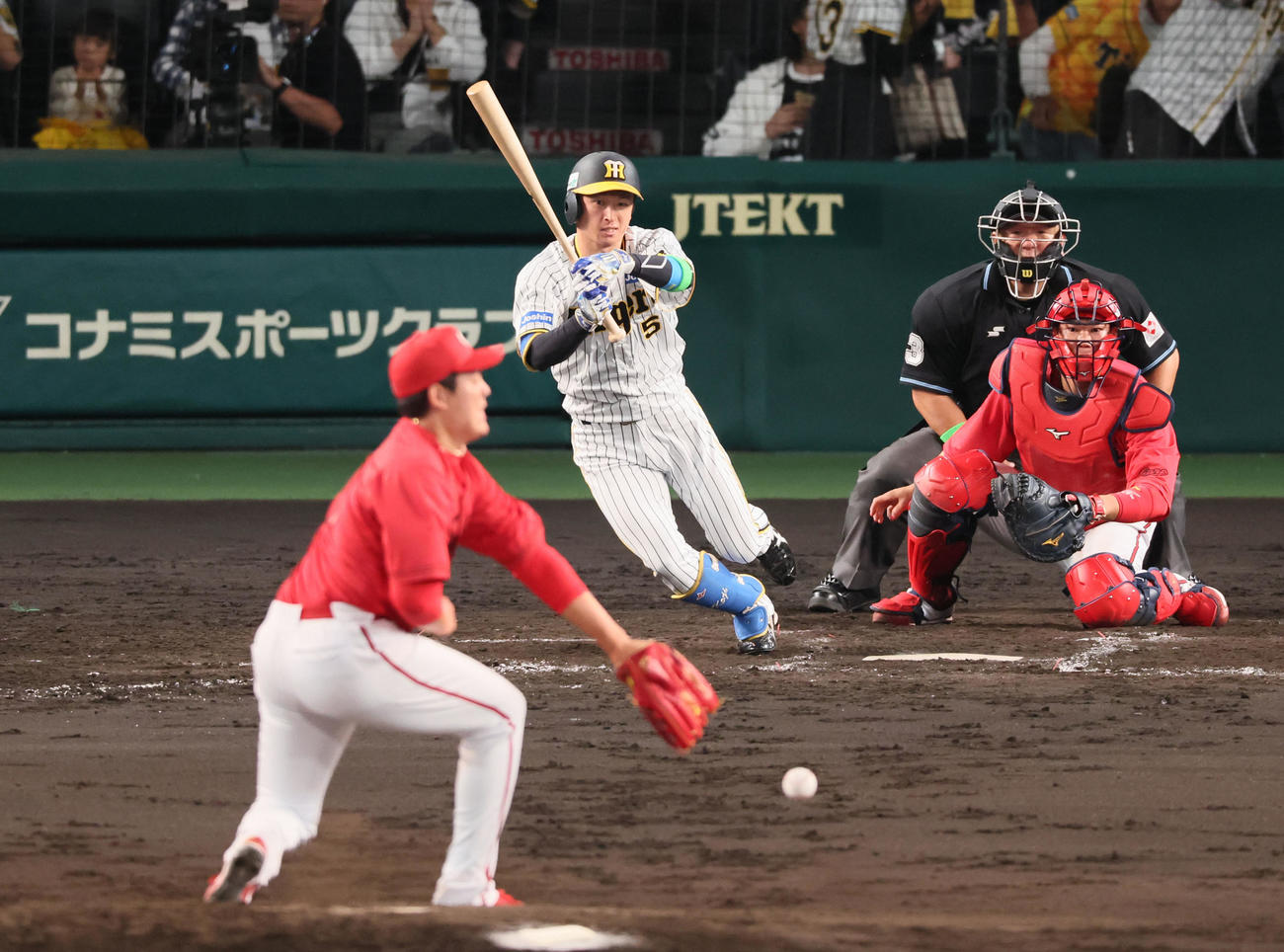 阪神対広島　5回裏阪神1死二、三塁、近本は中適時打を放つ。投手は九里（撮影・加藤哉）