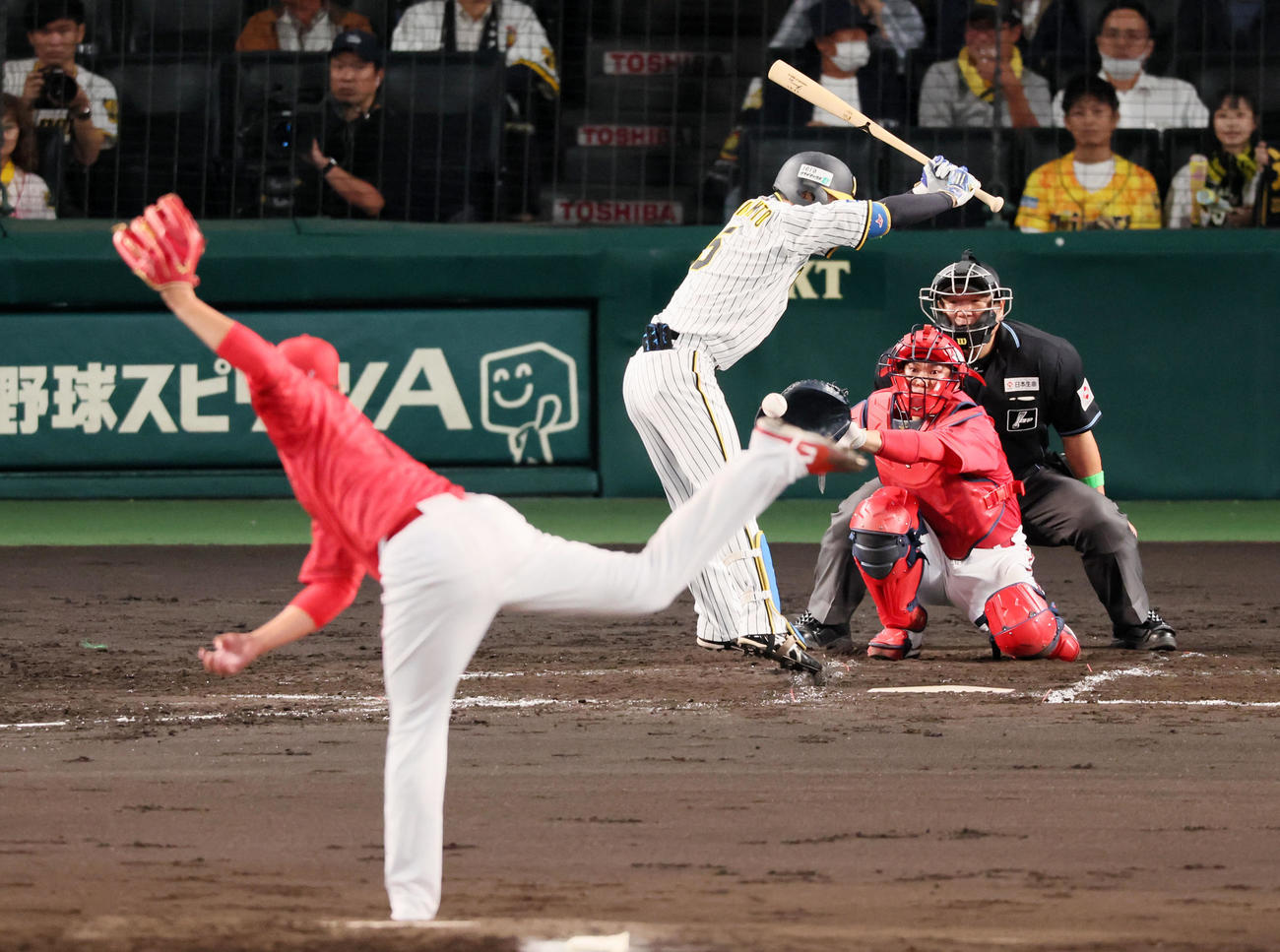 阪神対広島　3回裏阪神2死、近めのボールを避ける近本光。投手は九里（撮影・加藤哉）