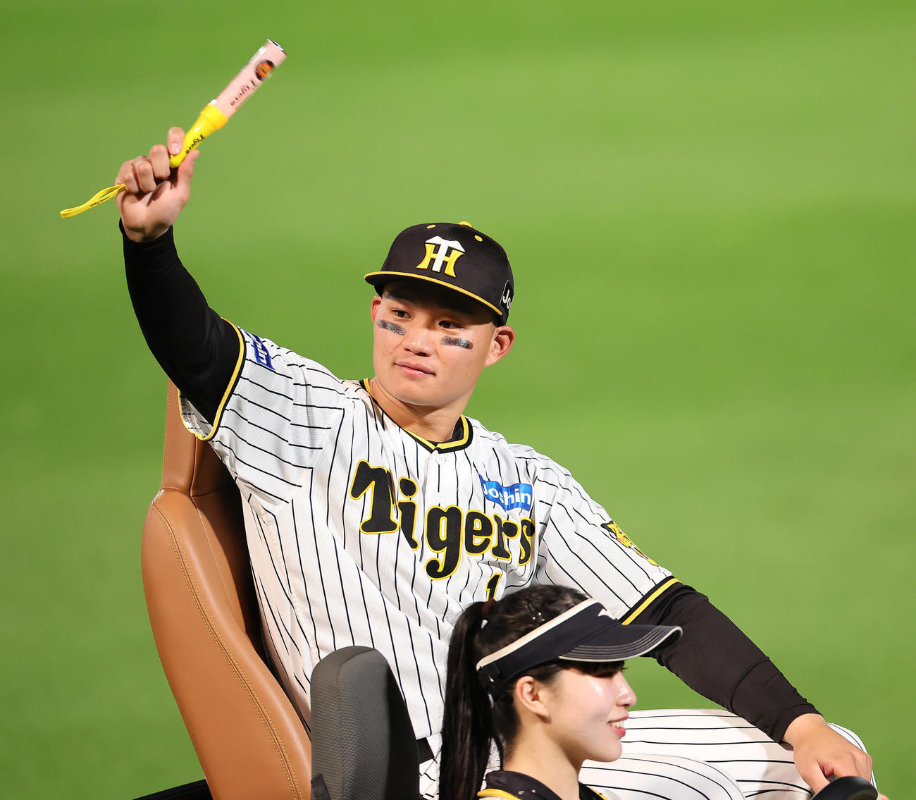 阪神対広島　初戦に勝利し、ファンの声援に応える阪神森下（撮影・足立雅史）