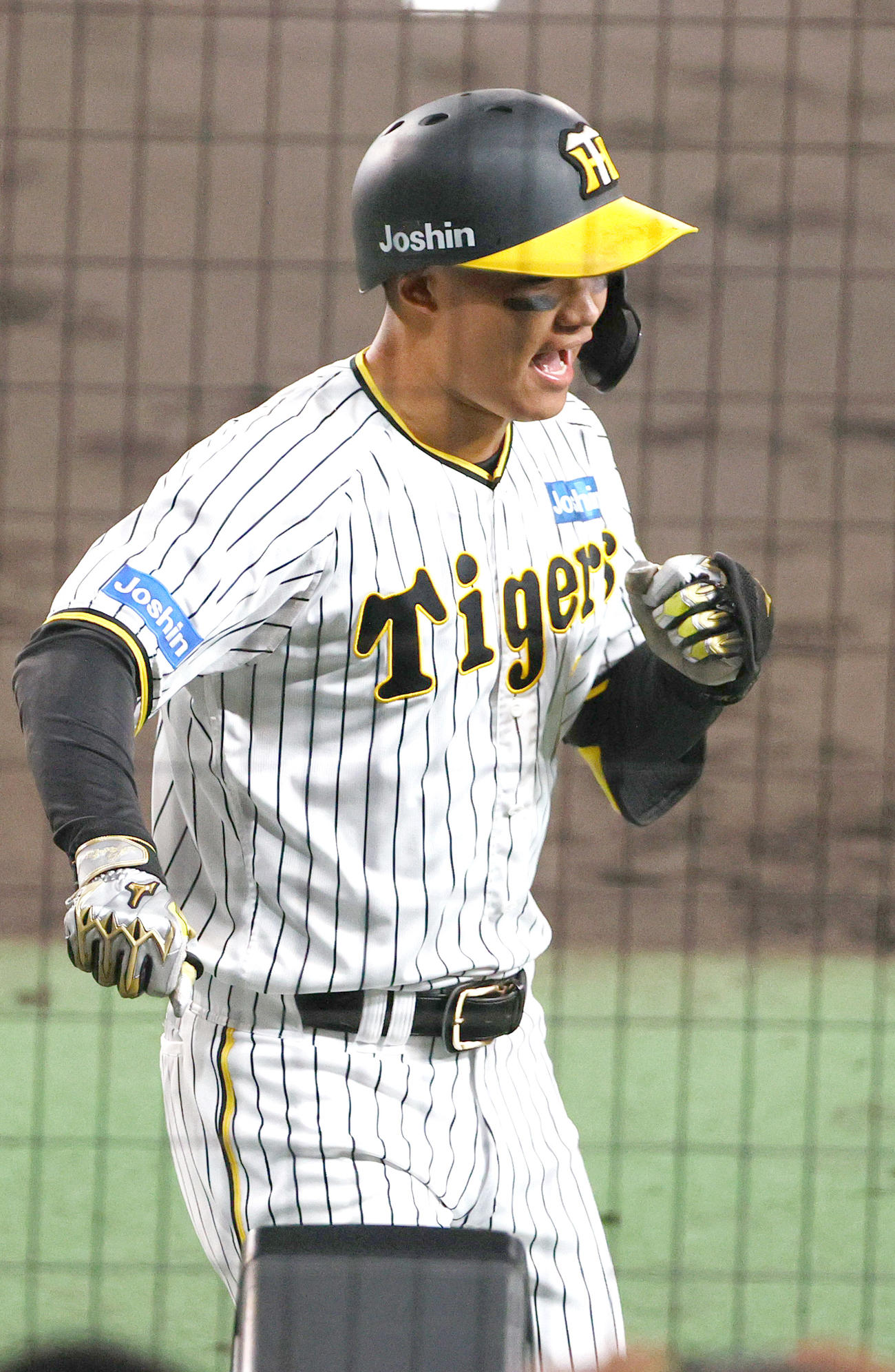 CSファイナル　阪神対広島　4回裏阪神1死、森下は左越えソロ本塁打を放ちポーズを決める（撮影・上山淳一）
