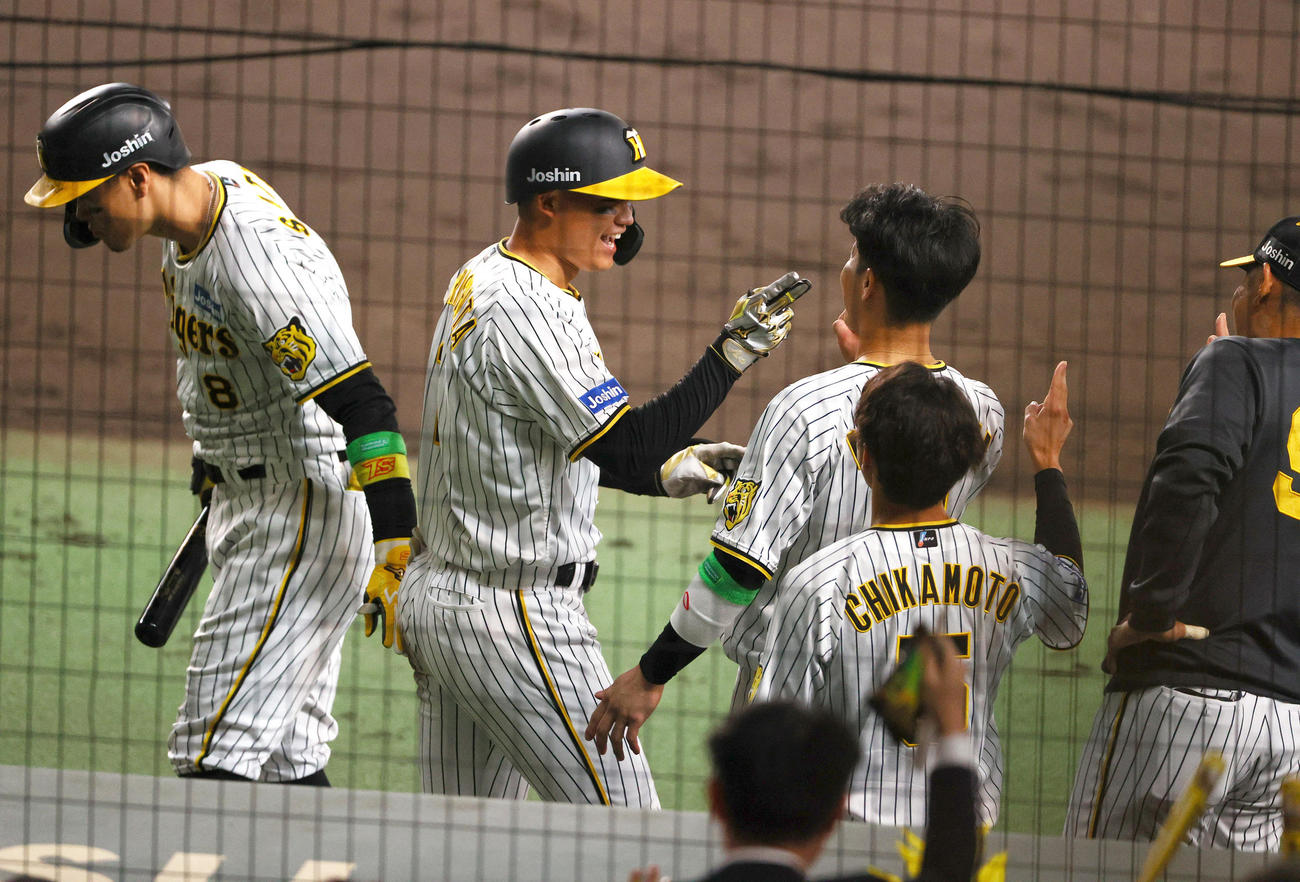 CSファイナル　阪神対広島　4回裏阪神1死、森下（左から2人目）は左越えソロ本塁打を放ちベンチ前でポーズする（撮影・上山淳一）