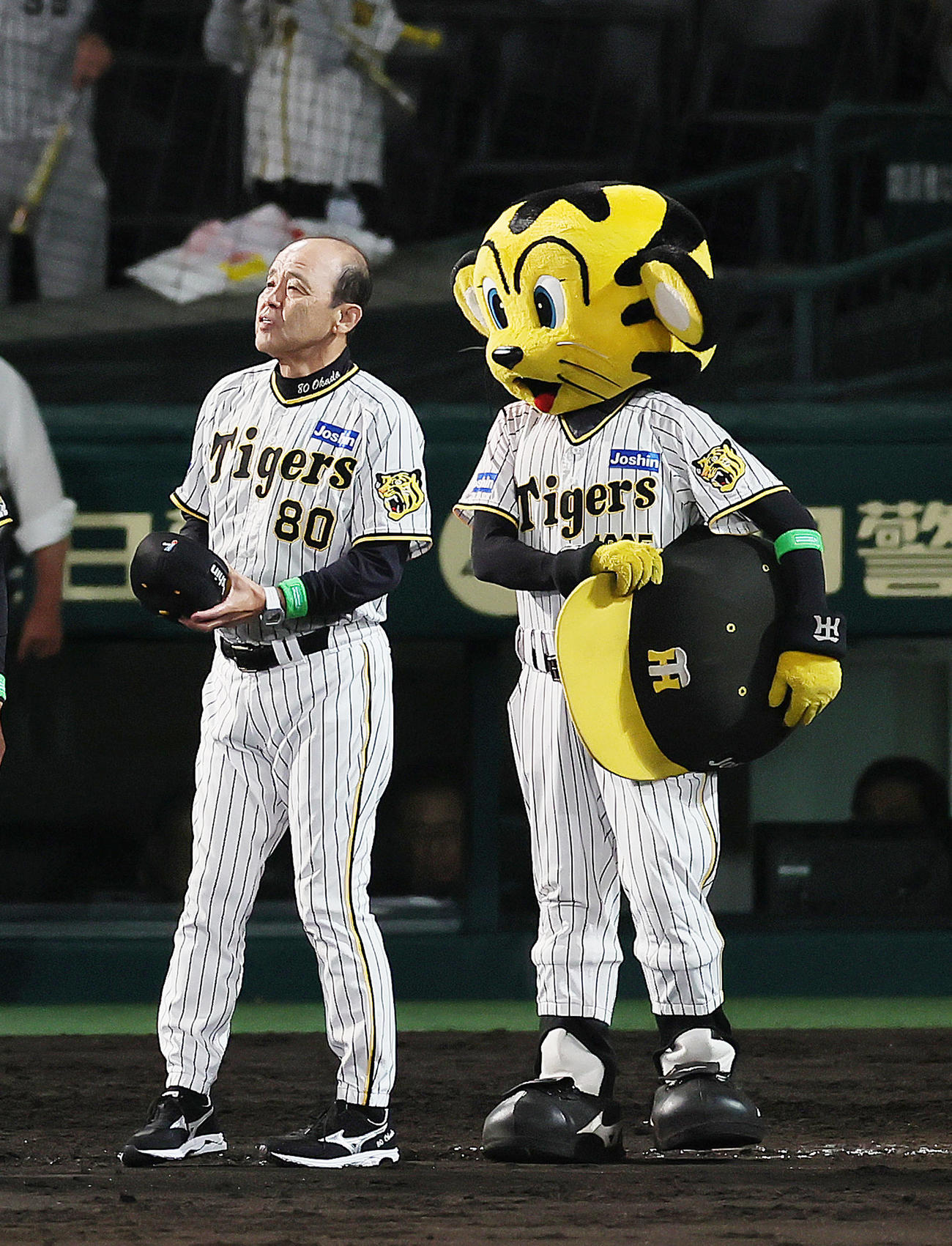阪神対広島　初戦に勝利し、スタンドにあいさつする阪神岡田監督（撮影・足立雅史）