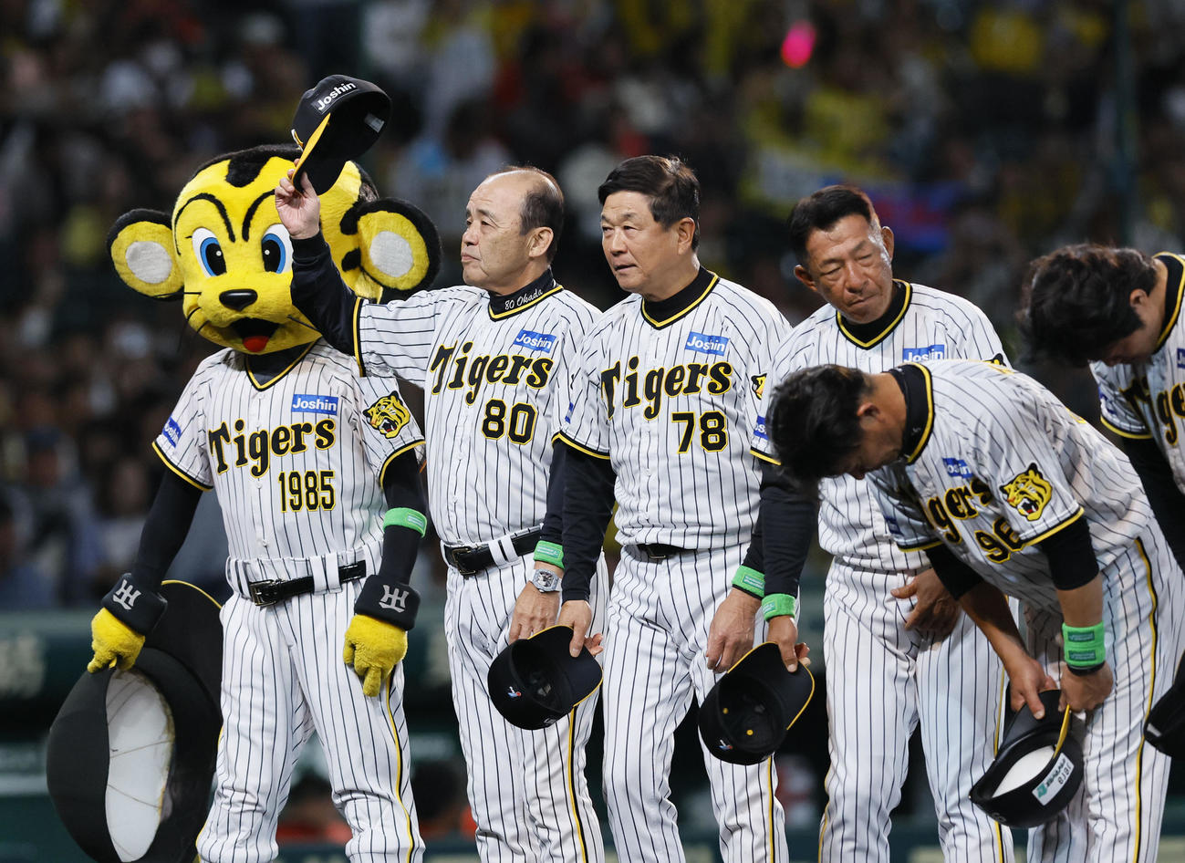 阪神対広島　広島に勝利し、ファンに手を振る阪神岡田監督（撮影・藤尾明華）