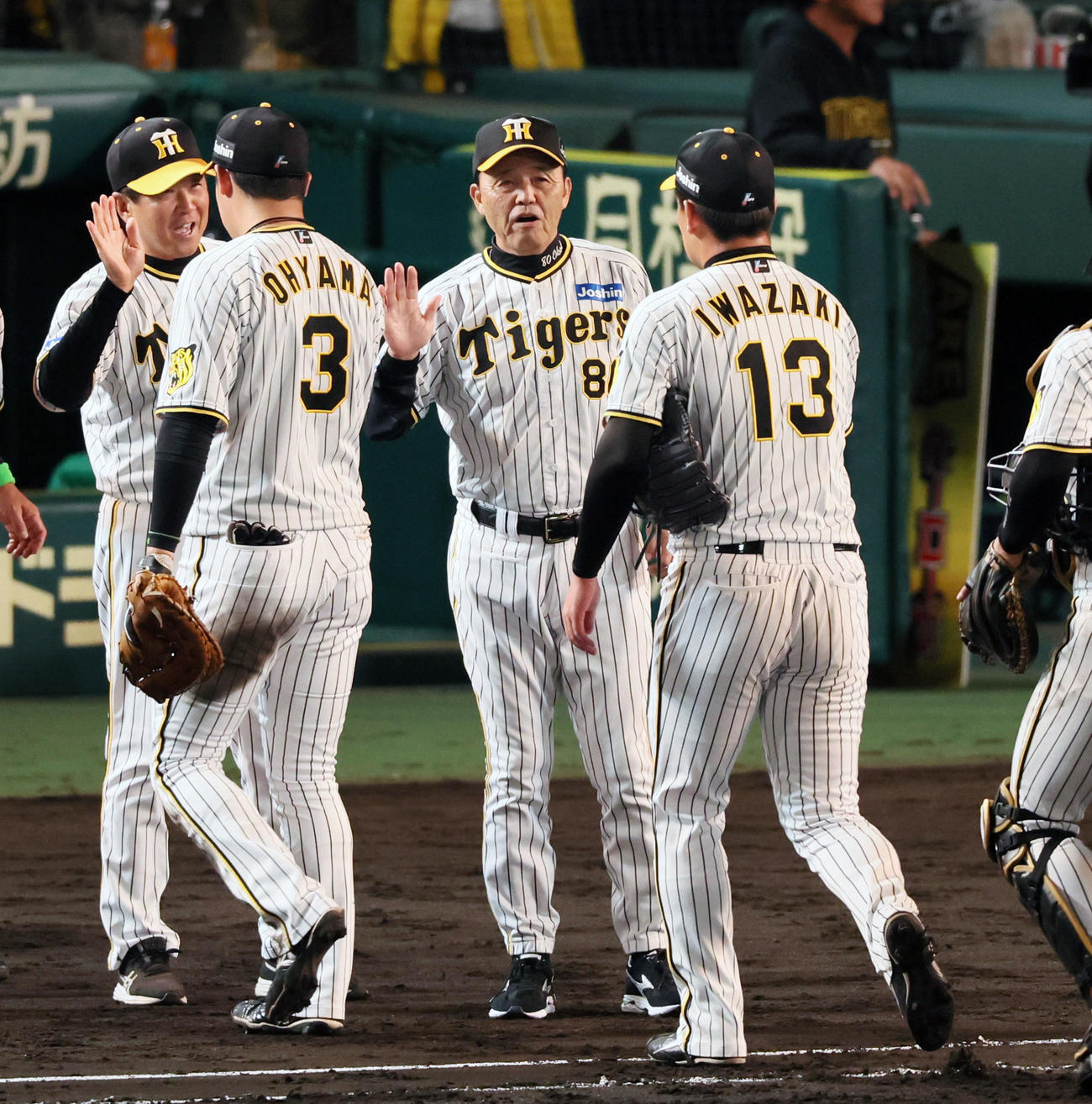 阪神対広島　広島に勝利し笑顔でナインを迎える岡田監督（撮影・加藤哉）