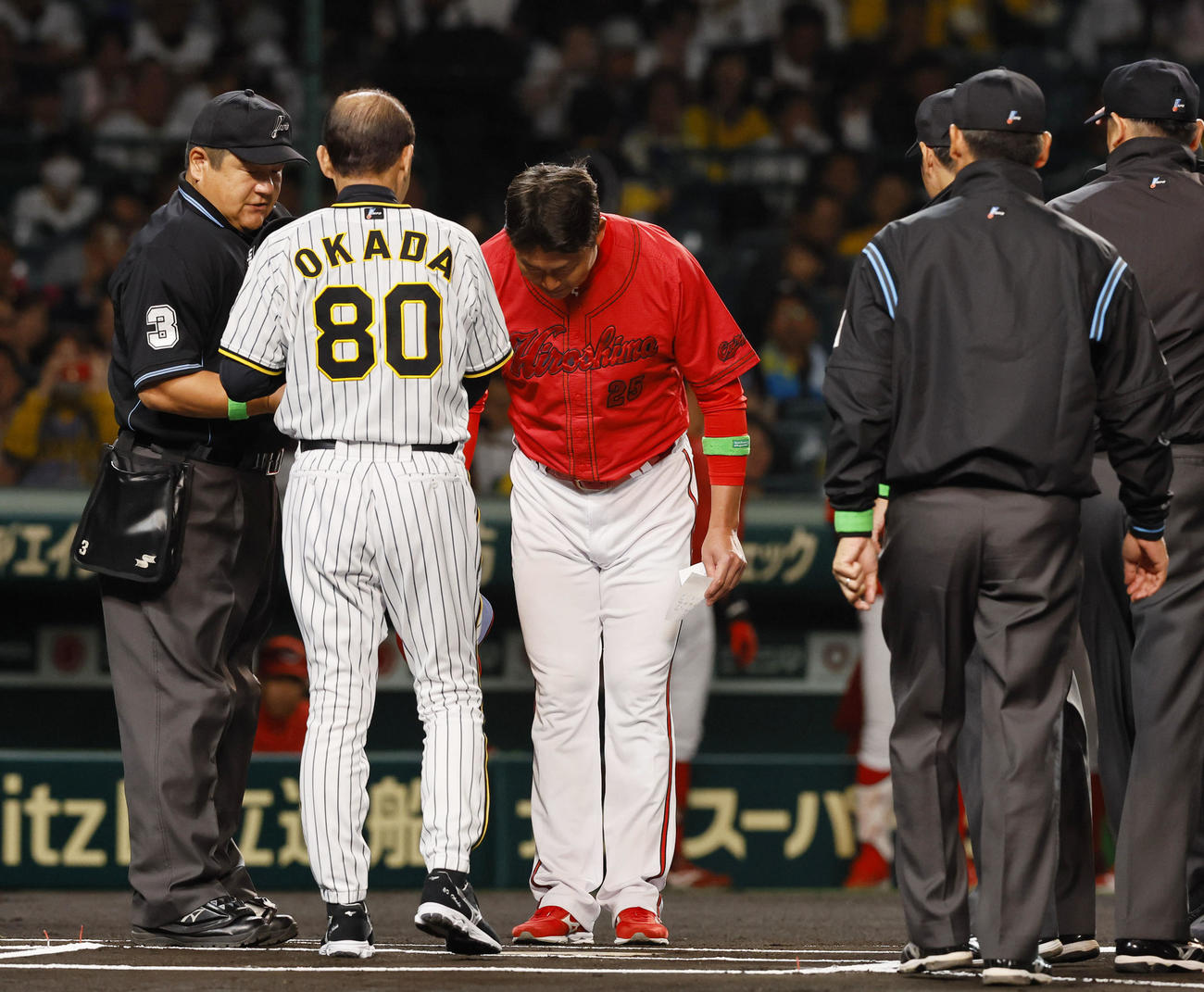 阪神対広島　メンバー表交換する広島新井監督と阪神岡田監督（撮影・藤尾明華）