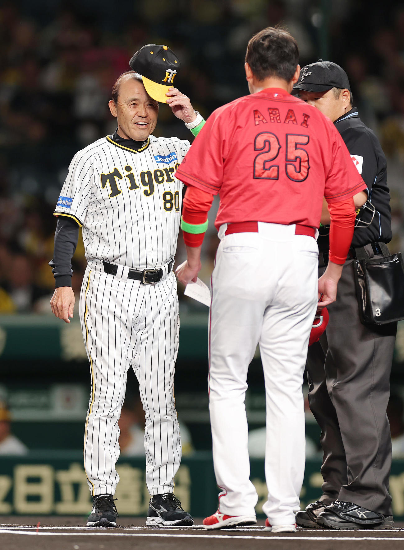 阪神対広島　試合前、メンバー表を交換する阪神岡田監督（左）と広島新井監督（撮影・前田充）