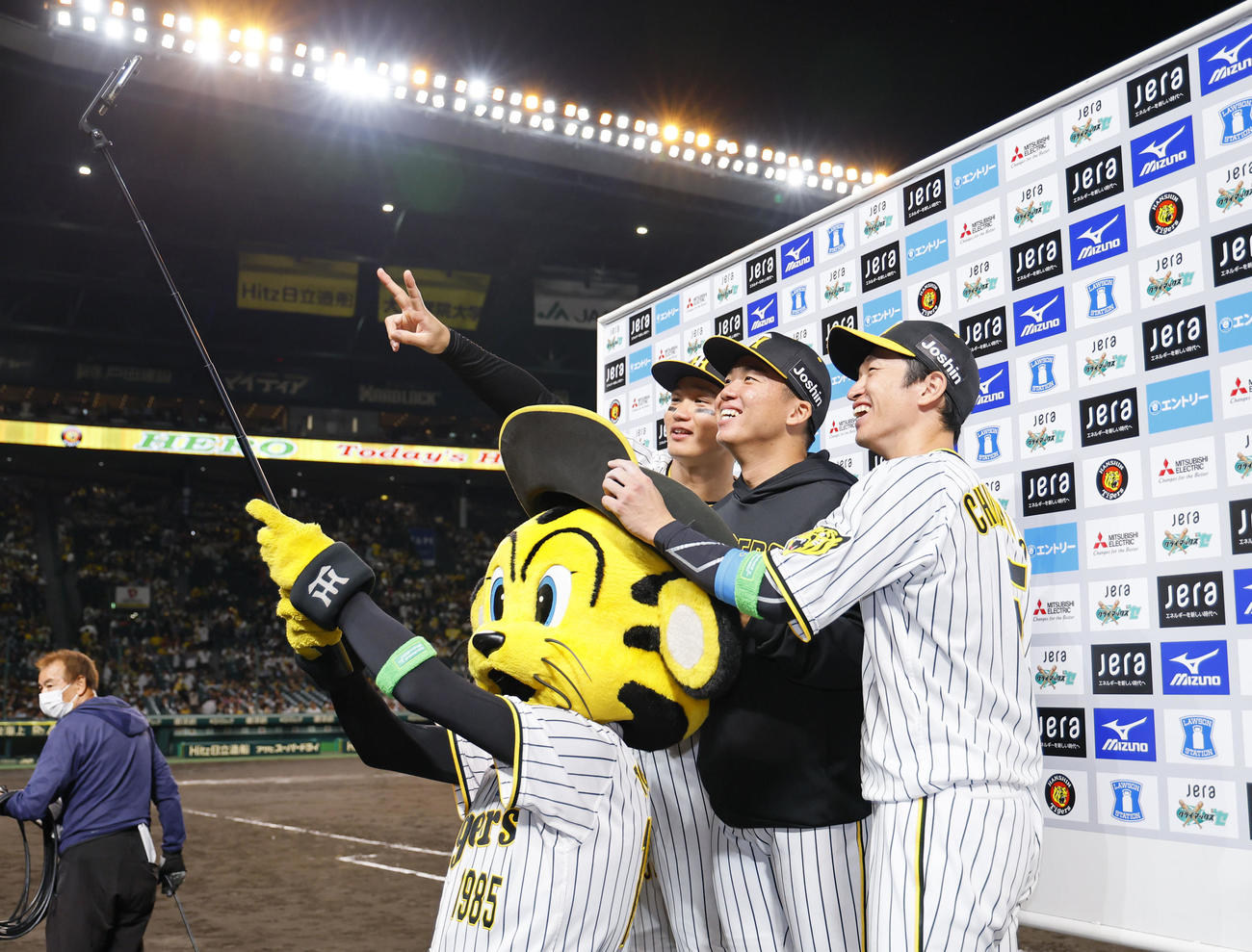 阪神対広島　お立ち台で写真を撮る（左から）阪神森下、村上、近本（撮影・藤尾明華）