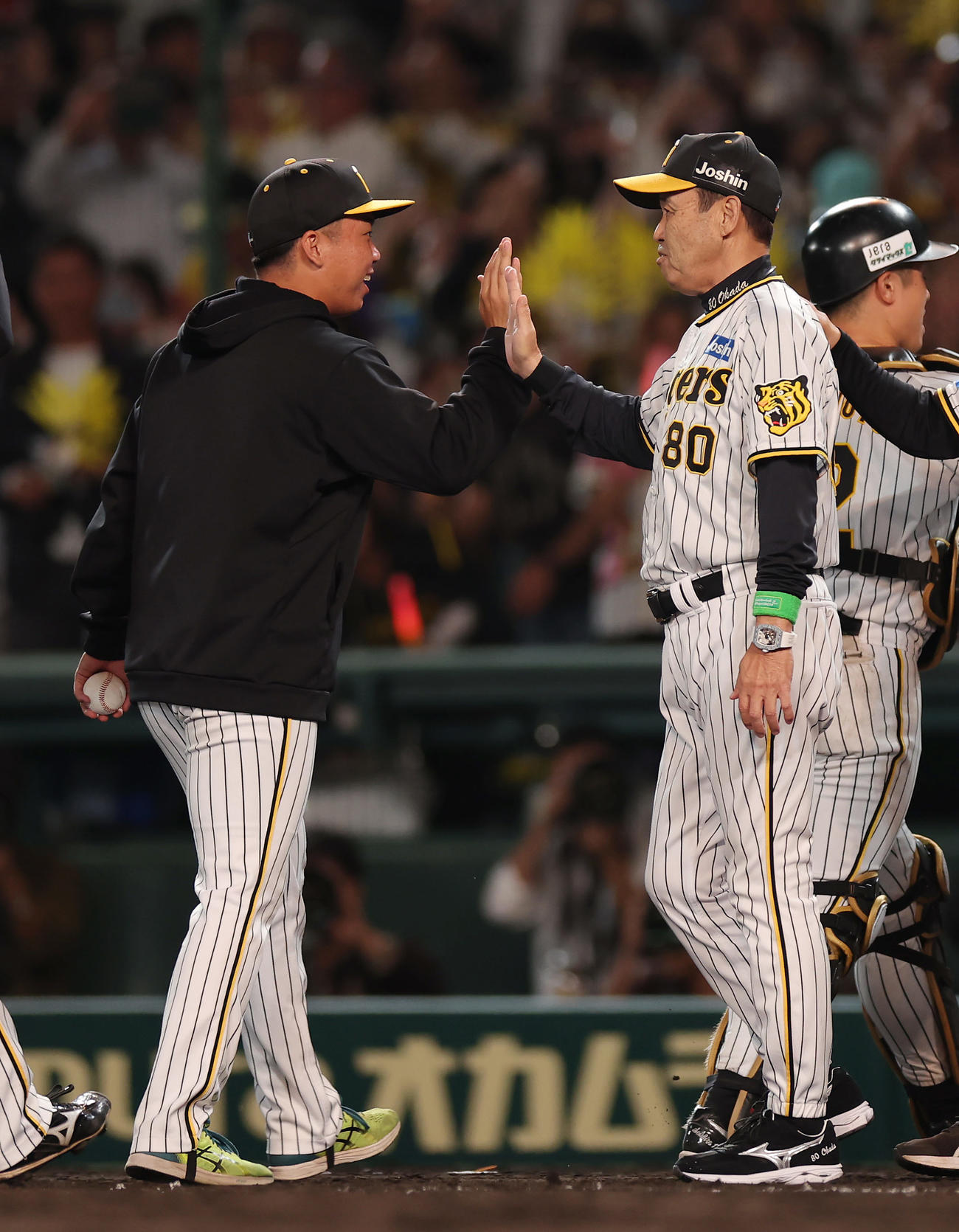 阪神対広島　広島に勝利し、タッチを交わす阪神村上（左）と岡田監督（撮影・前田充）
