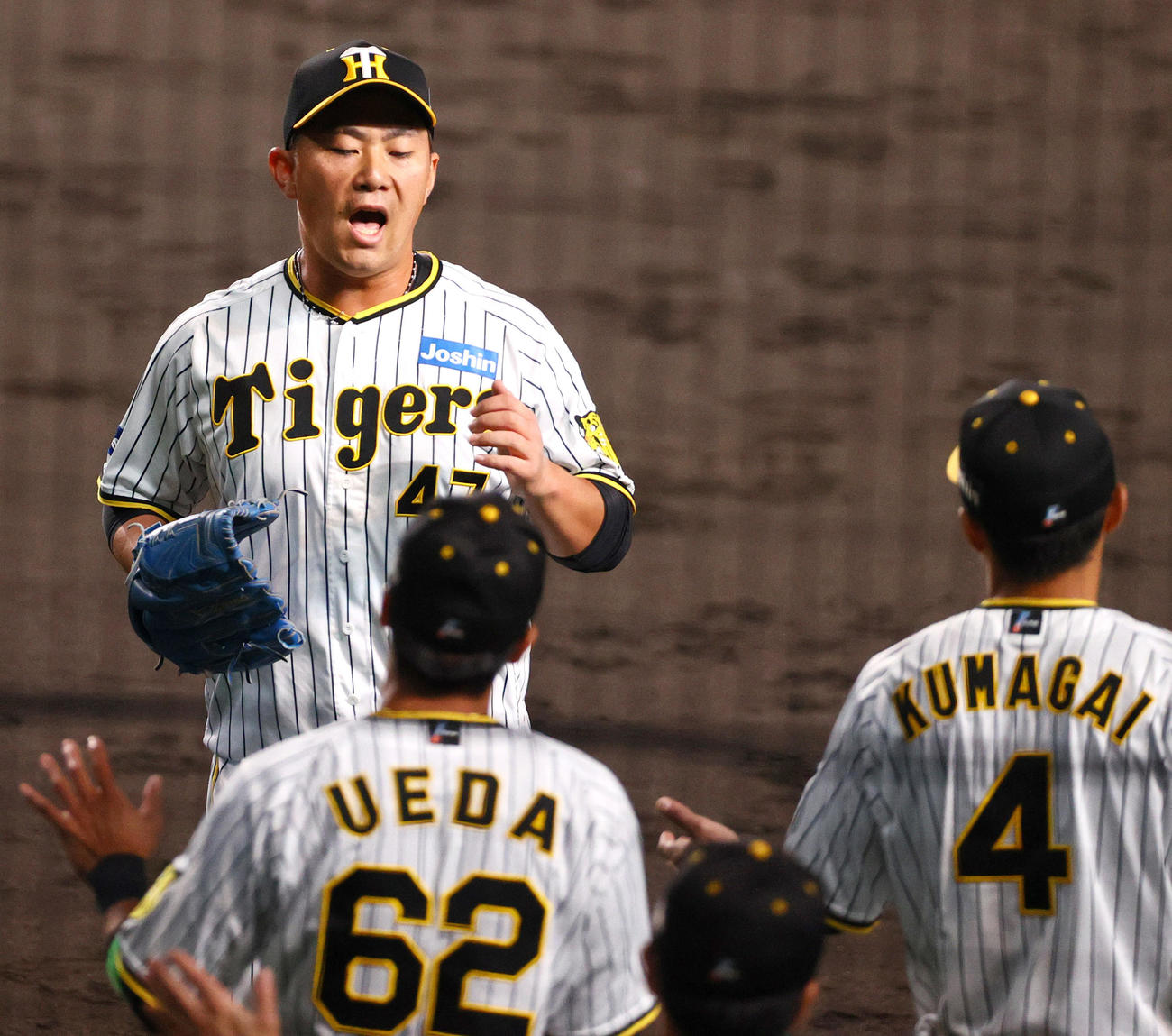 CSファイナル　阪神対広島　7回、阪神2番手で登板の桐敷は無失点で終え雄たけびを揚げる（撮影・上山淳一）