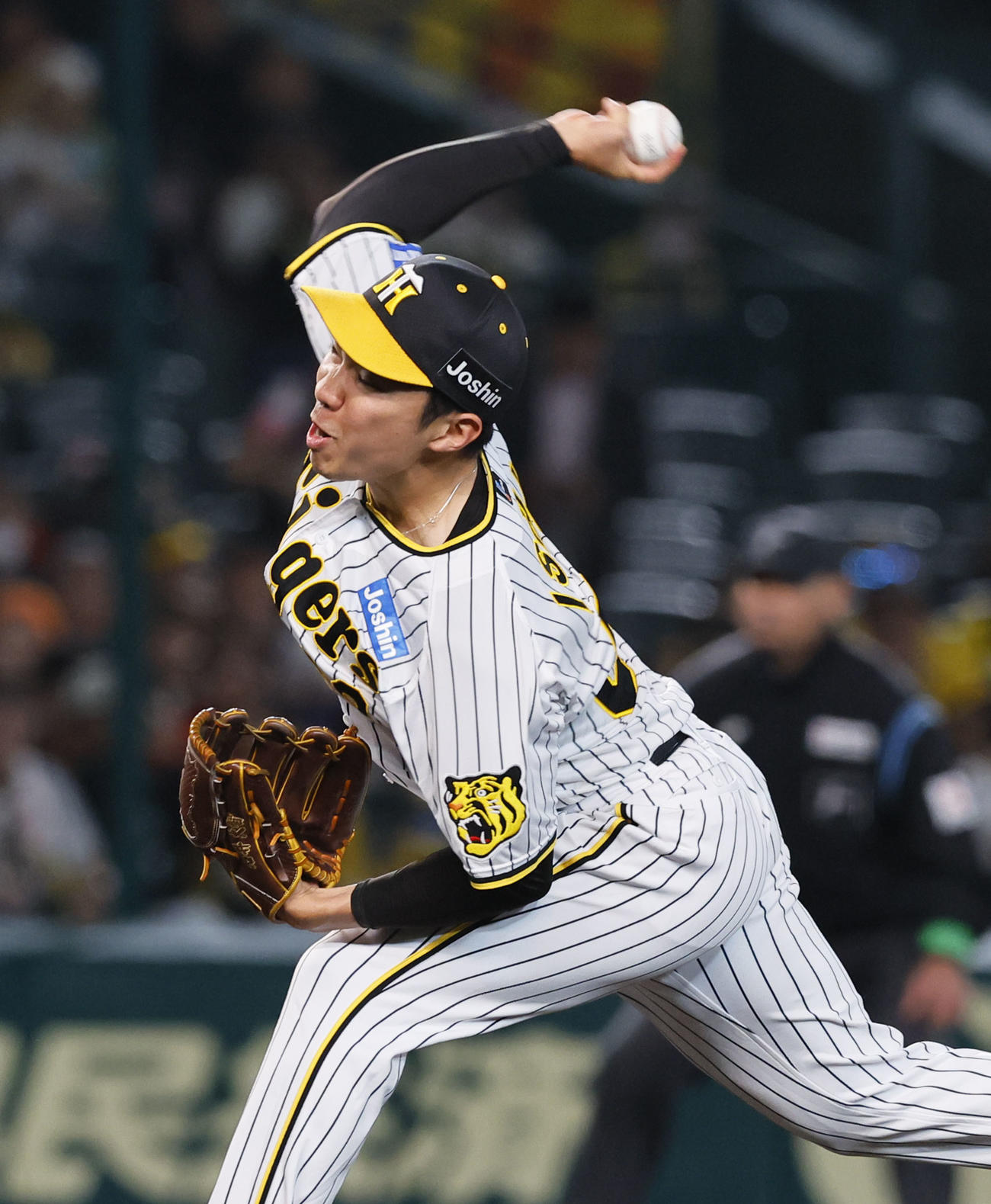 阪神対広島　8回、3番手で登板した阪神石井（撮影・藤尾明華）