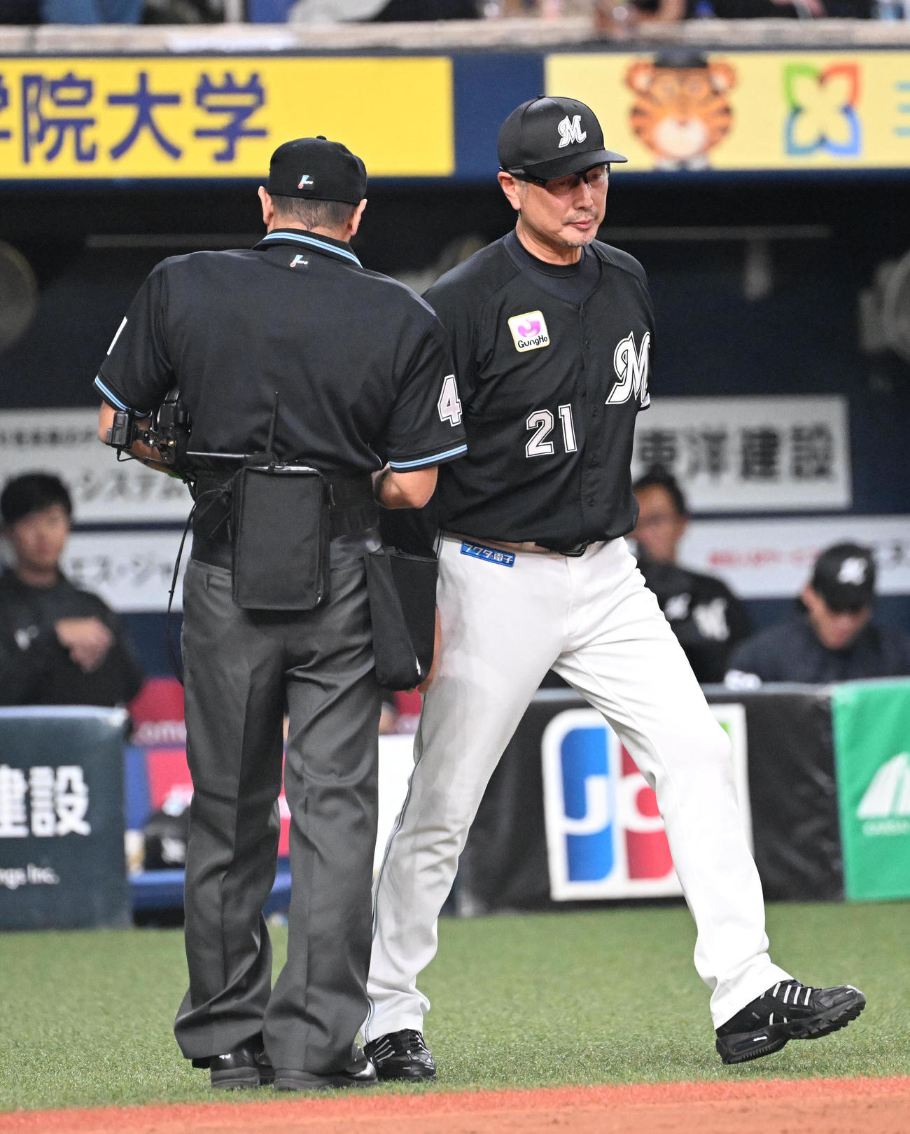 オリックス対ロッテ　6回、同点となり投手の交代を告げマウンドに向かうロッテ吉井監督（撮影・和賀正仁）