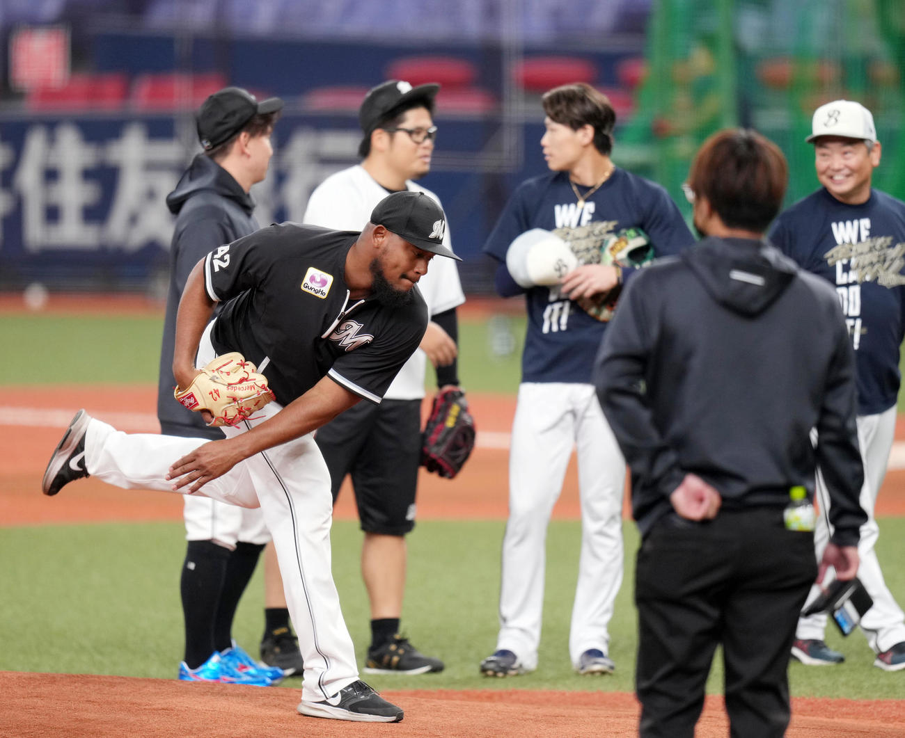 オリックス対ロッテ　マウンドのチェックをするメルセデス（撮影・狩俣裕三）