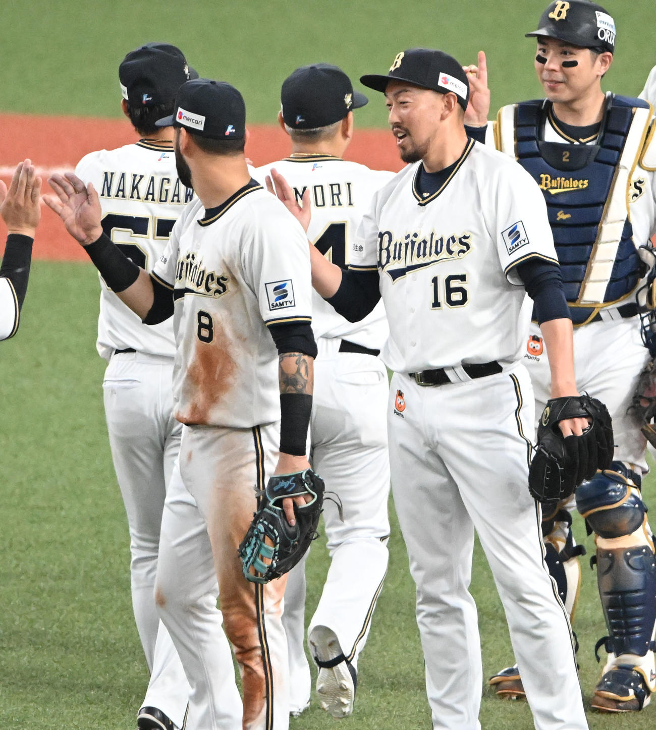 オリックス対ロッテ　ロッテに勝利し喜ぶオリックス平野佳（右から2人目）（撮影・石井愛子）