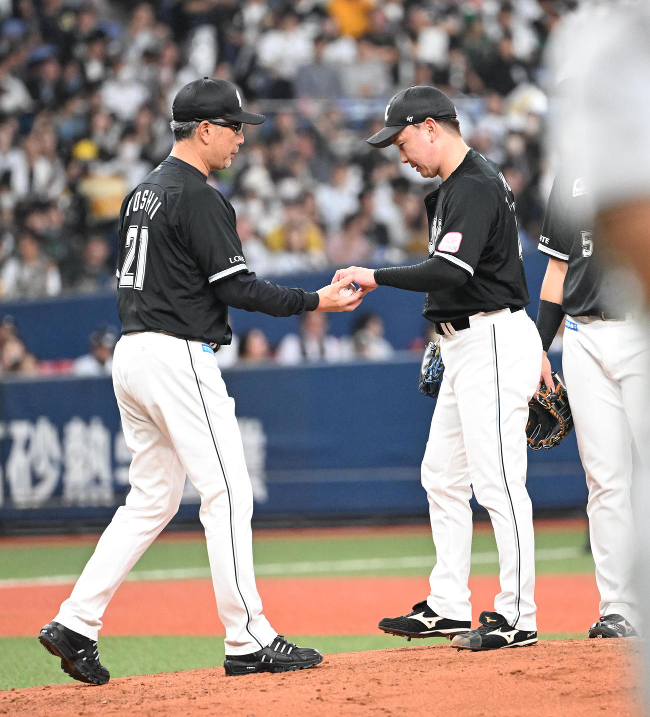 オリックス対ロッテ　6回、同点となり投手の交代を告げマウンドに向かい中村からボールを受け取るロッテ吉井監督（撮影・和賀正仁）